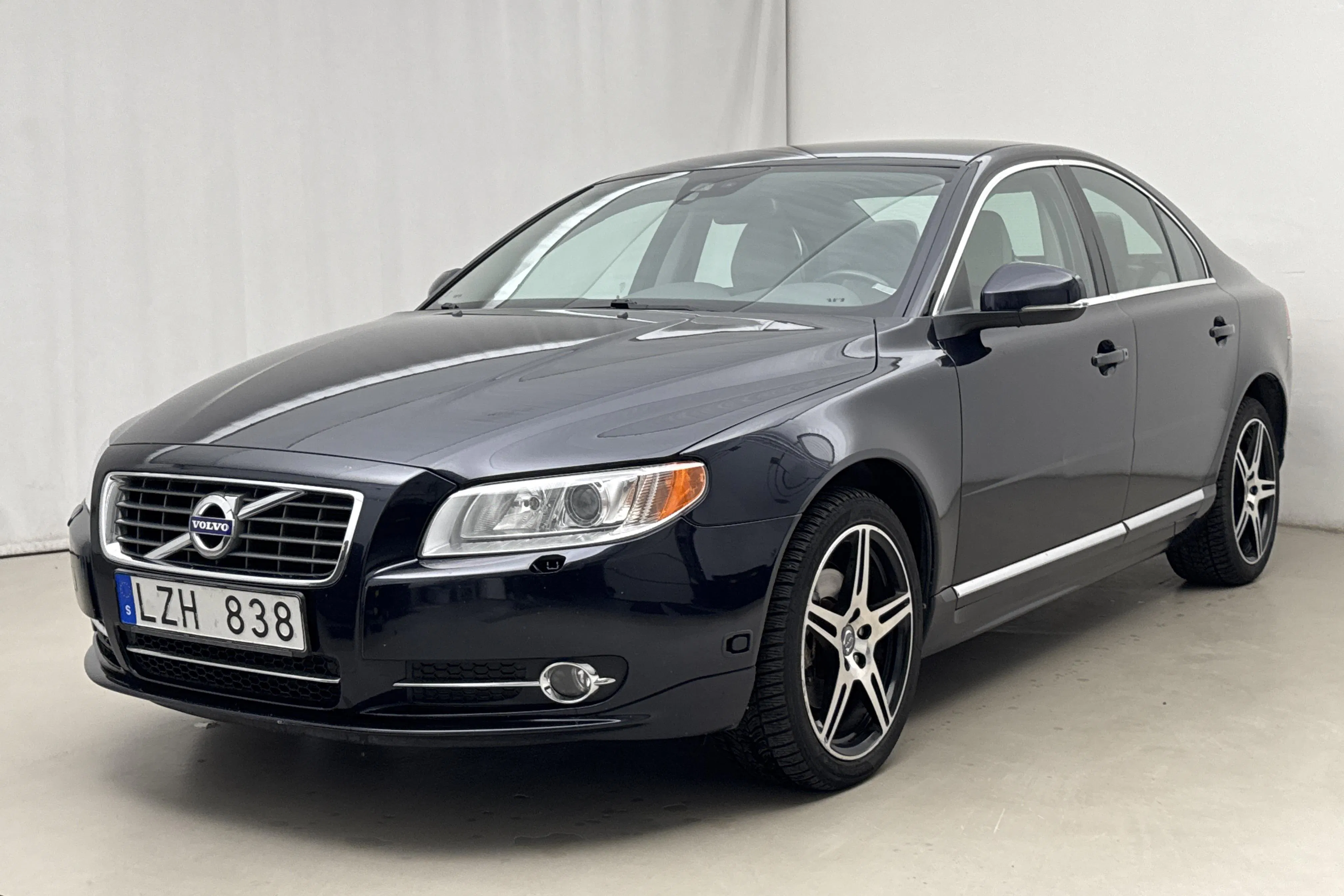 Presentationsfoto 1 av 16: Volvo S80 T4F (180hk) - 14 901 mil - Automat - Mörkblå - 2012