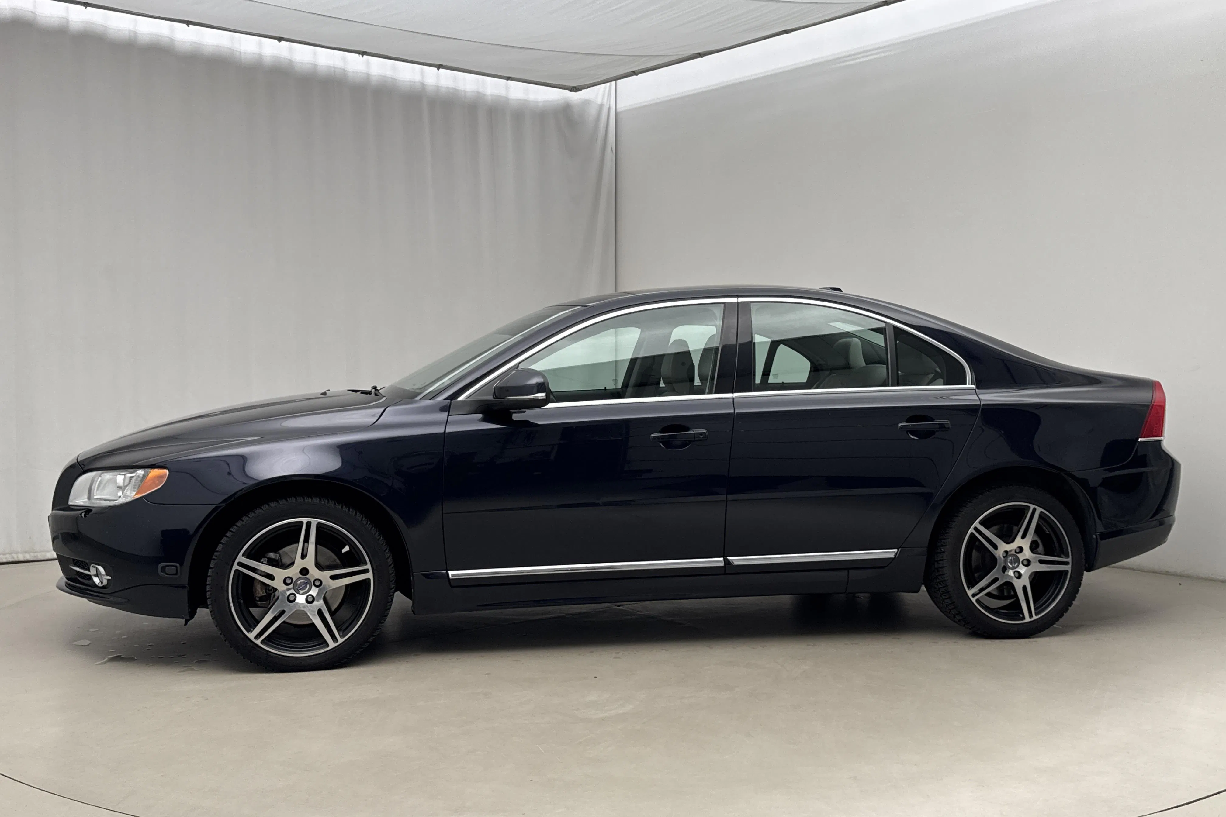 Presentationsfoto 2 av 16: Volvo S80 T4F (180hk) - 14 901 mil - Automat - Mörkblå - 2012