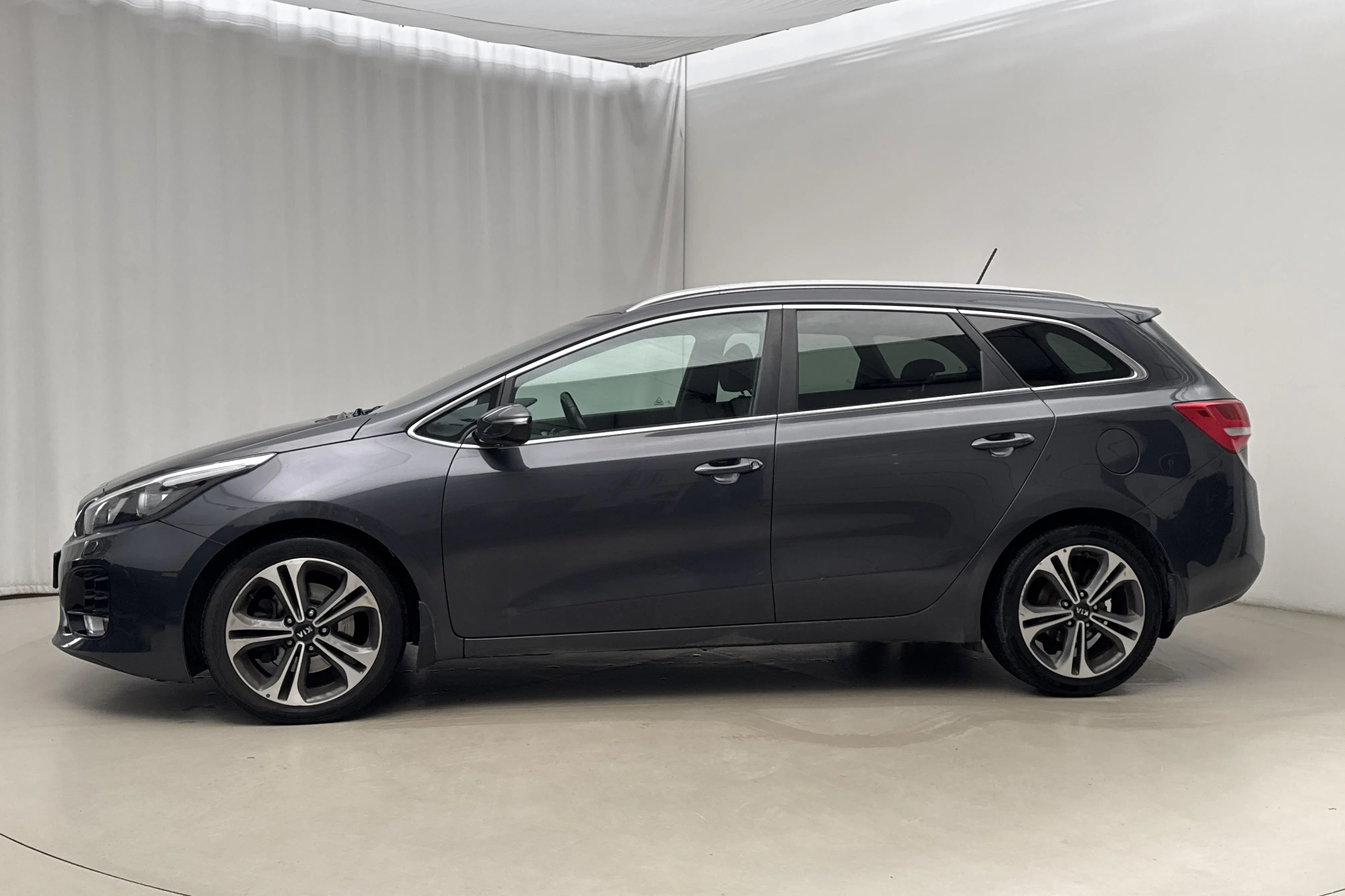 Presentationsfoto 2 av 16: KIA Cee'd 1.6 CRDi SW (136hk) - 17 767 mil - Automat - grå - 2016