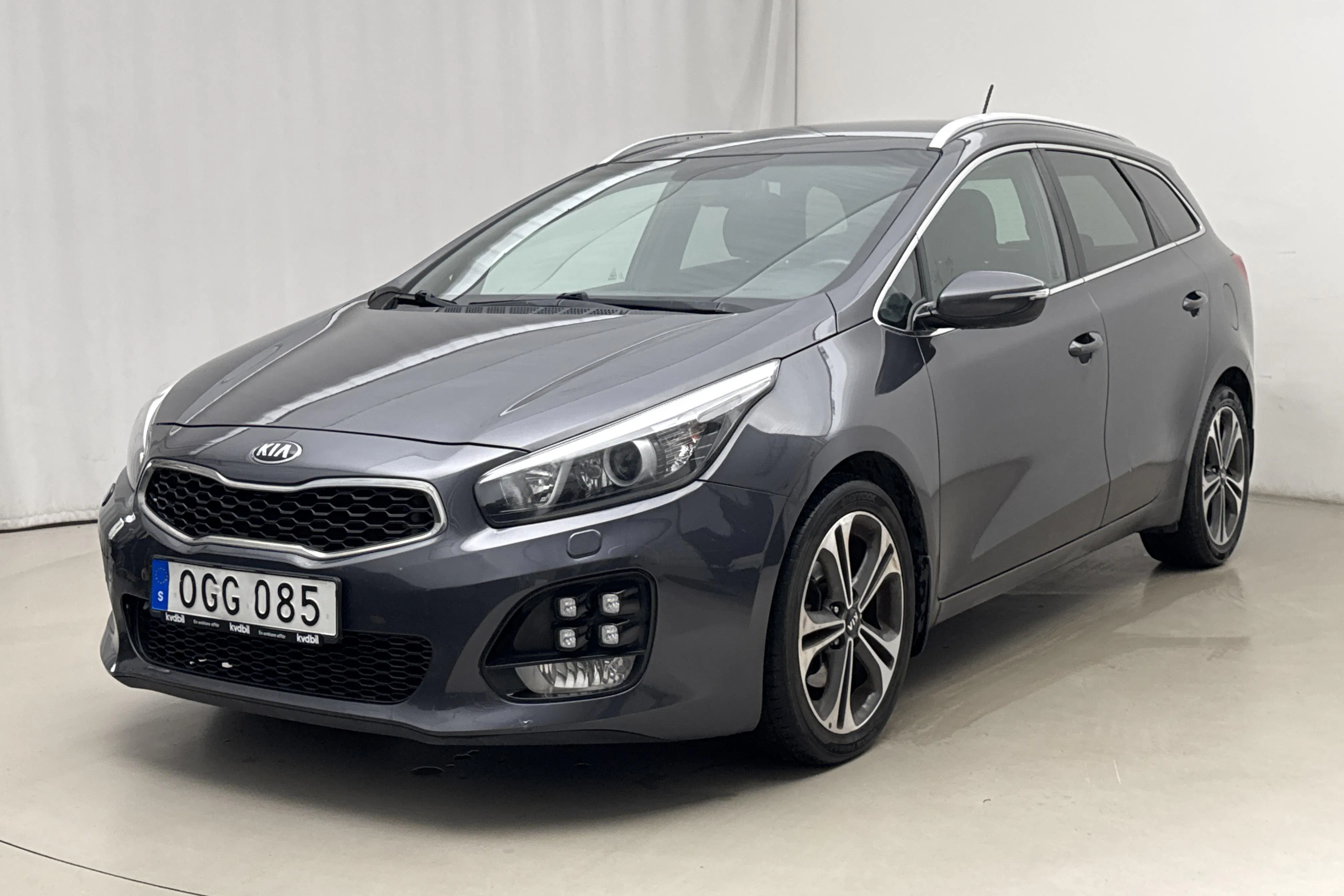 Presentationsfoto 1 av 16: KIA Cee'd 1.6 CRDi SW (136hk) - 17 767 mil - Automat - grå - 2016