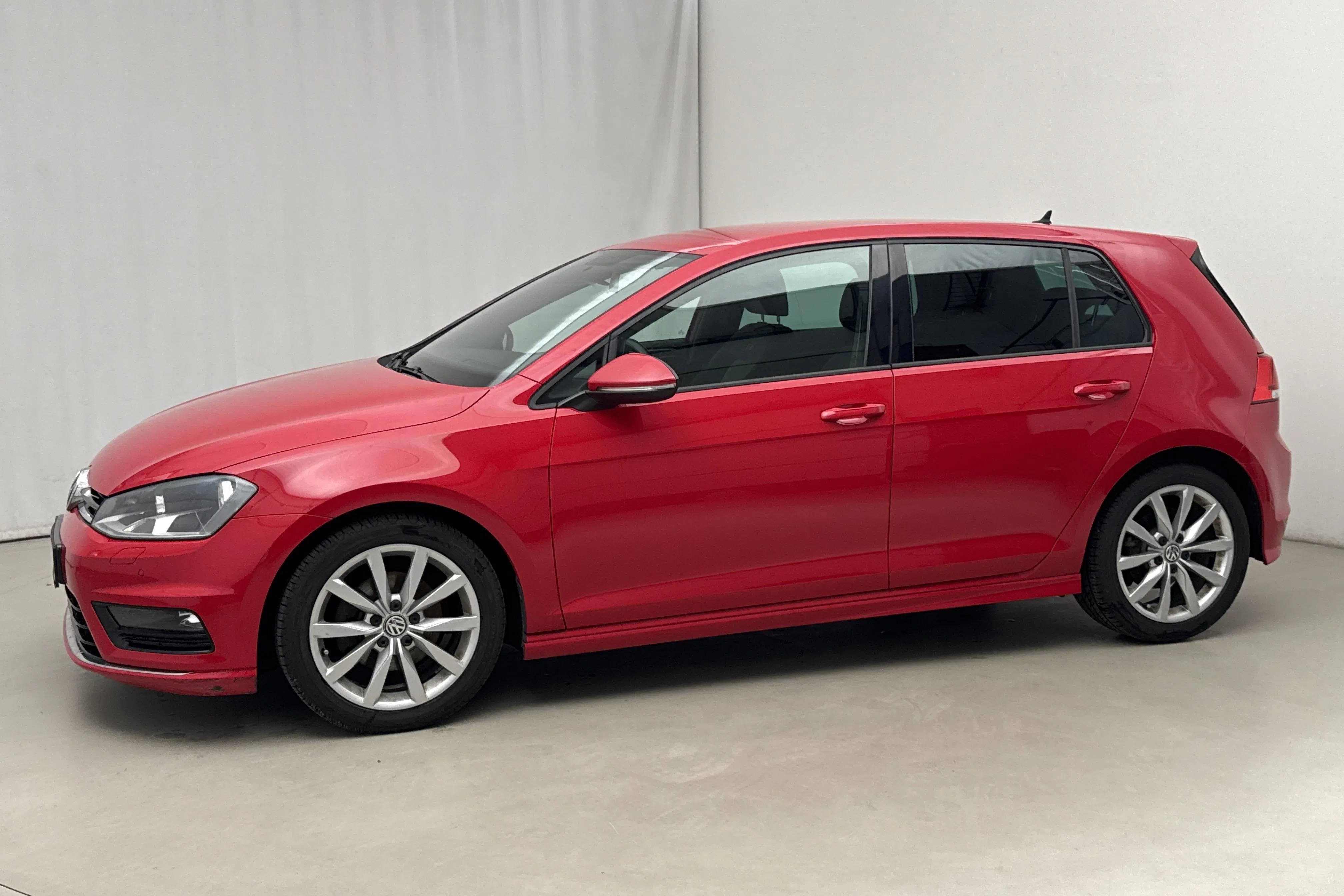 Presentationsfoto 2 av 16: VW Golf VII 1.4 TSI 5dr (150hk) - 26 216 mil - Manuell - röd - 2017