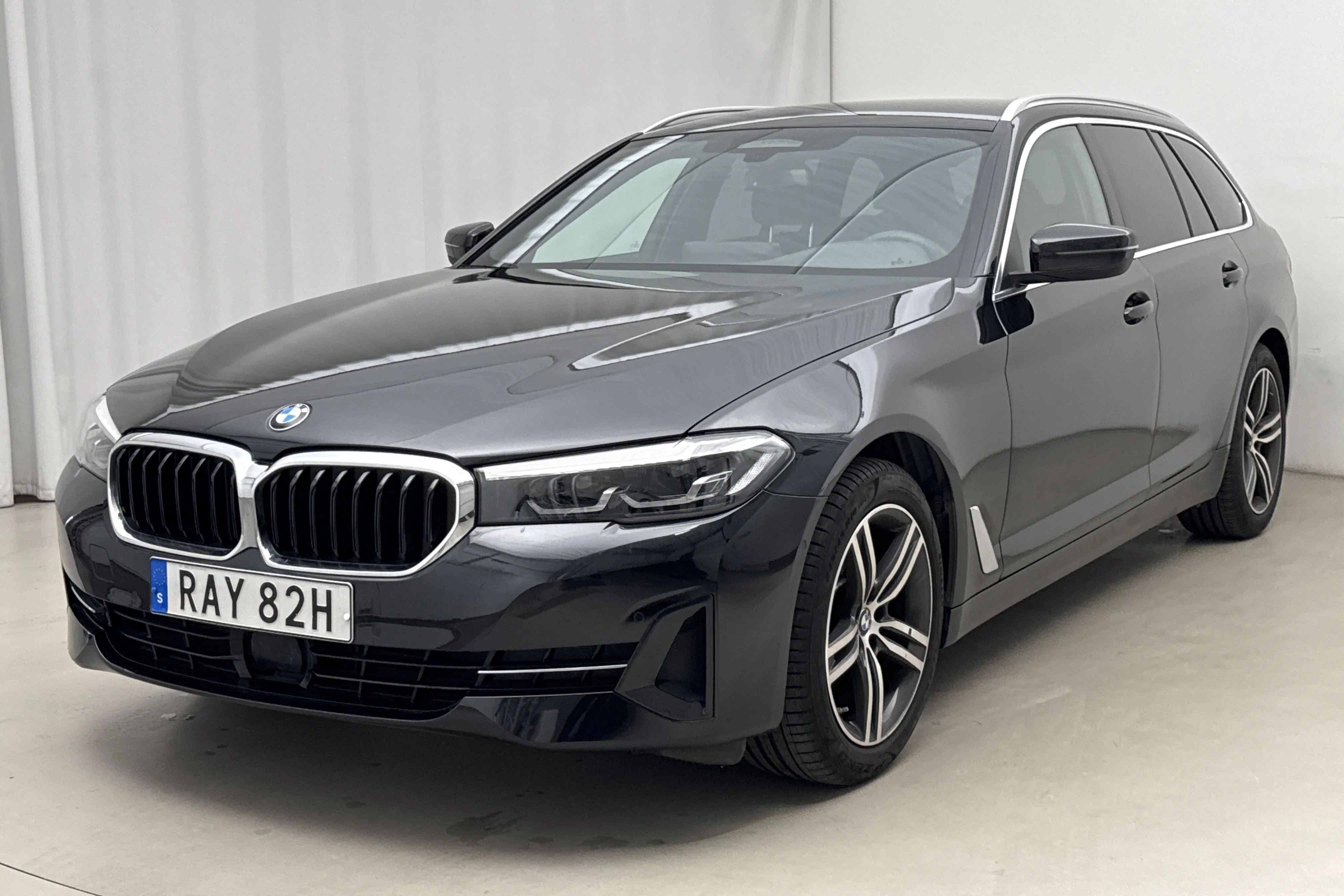 Presentationsfoto 1 av 22: BMW 520d xDrive Touring, G31 LCI (190hk+11hk) - 2 270 mil - Automat - svart - 2024