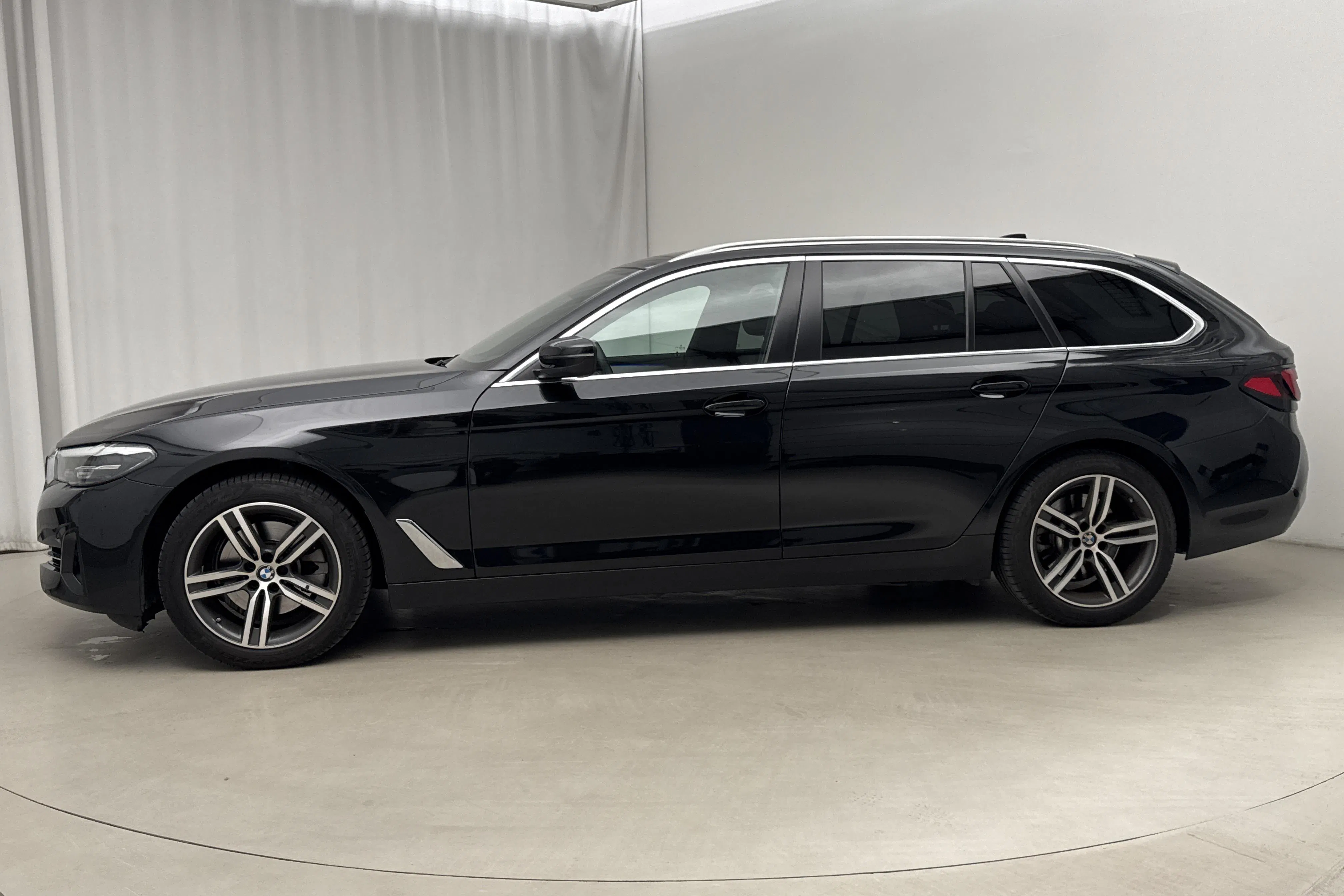 Presentationsfoto 2 av 22: BMW 520d xDrive Touring, G31 LCI (190hk+11hk) - 2 270 mil - Automat - svart - 2024