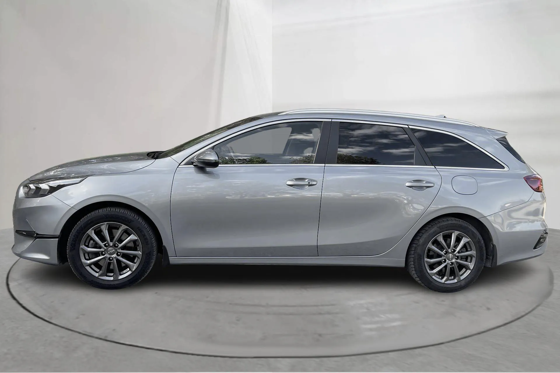Presentation photo 2 of 18: KIA Ceed 1.5 T-GDi SW (140hk) - 18 080 km - Automatic - gray - 2025