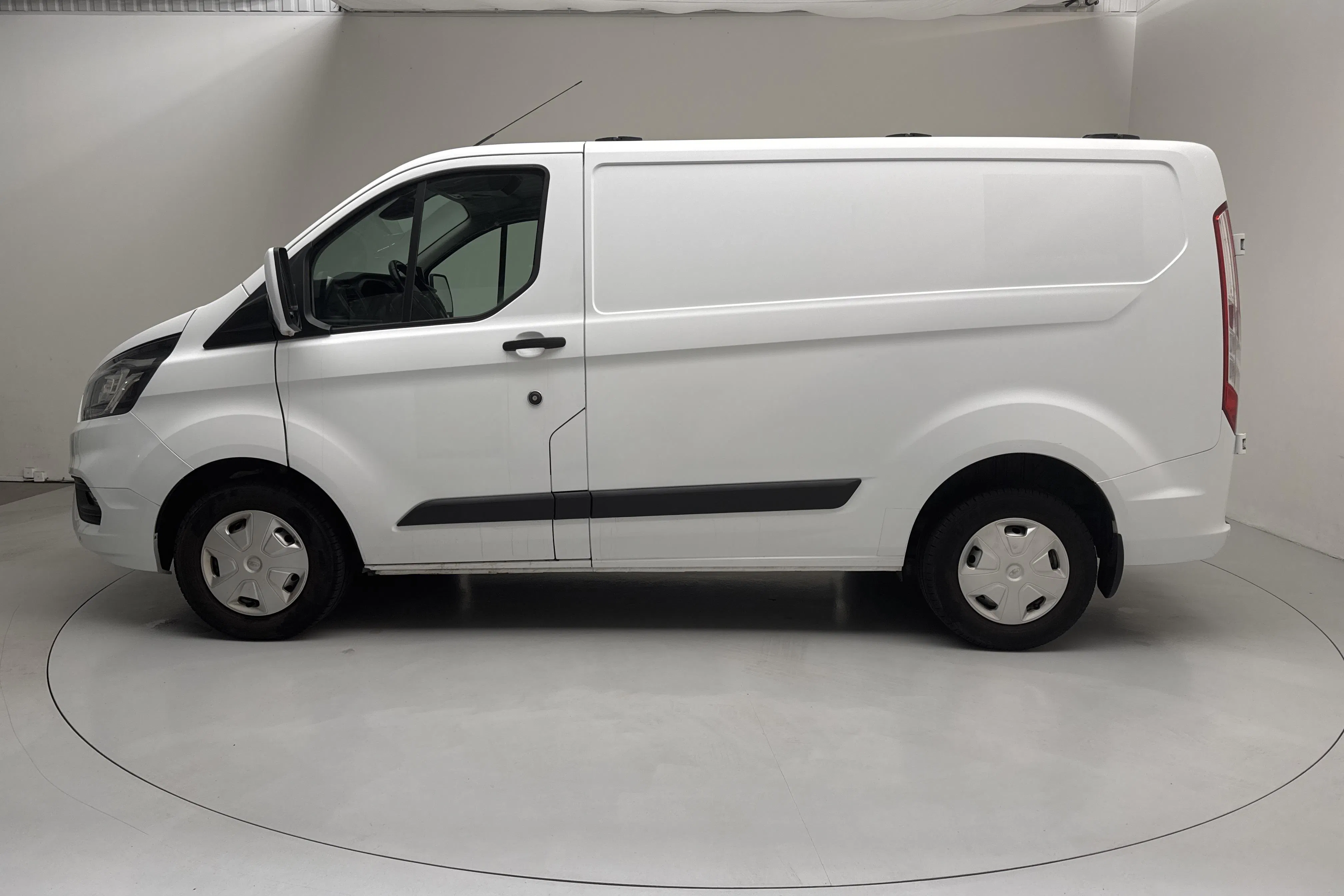 Presentation photo 2 of 15: Ford Transit Custom 280 (105hk) - 131 820 km - Manual - white - 2020