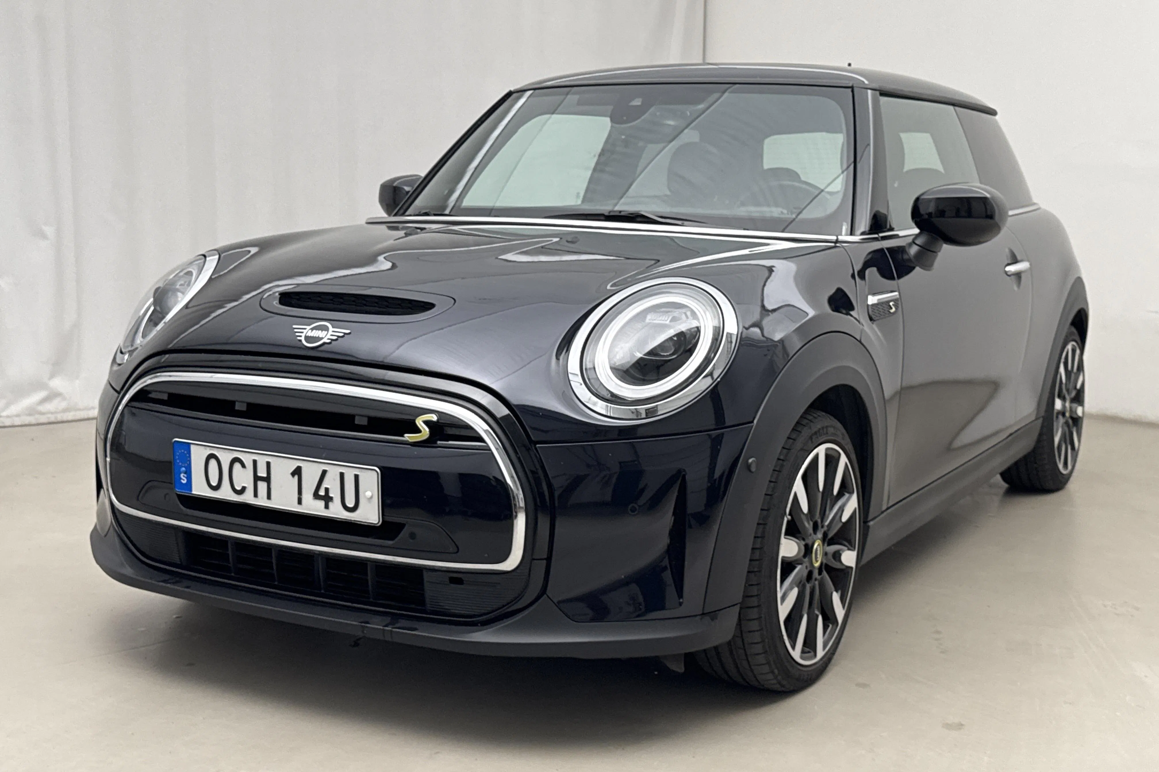 Presentation photo 1 of 27: MINI Cooper SE, F56 LCI (184hk) - 52 360 km - Automatic - black - 2022