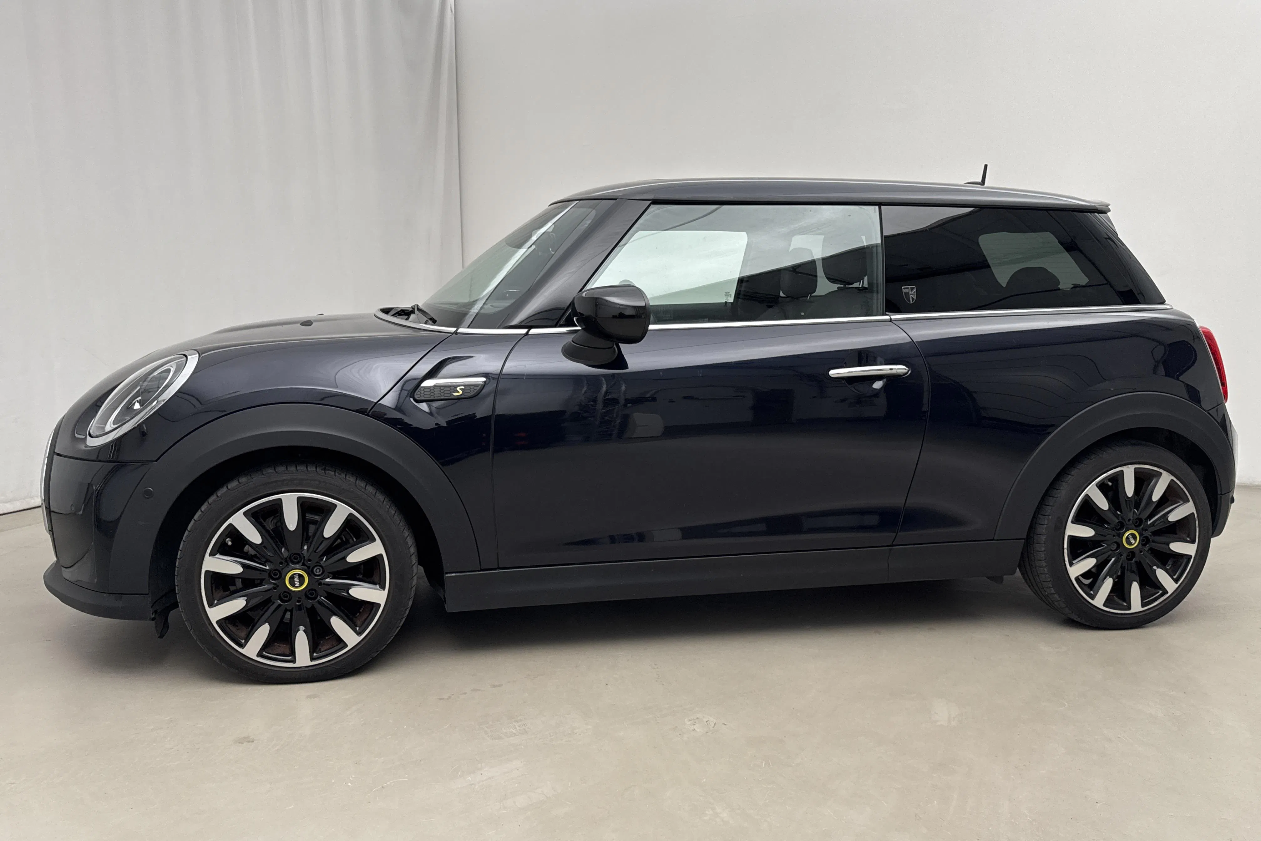 Presentation photo 2 of 27: MINI Cooper SE, F56 LCI (184hk) - 52 360 km - Automatic - black - 2022