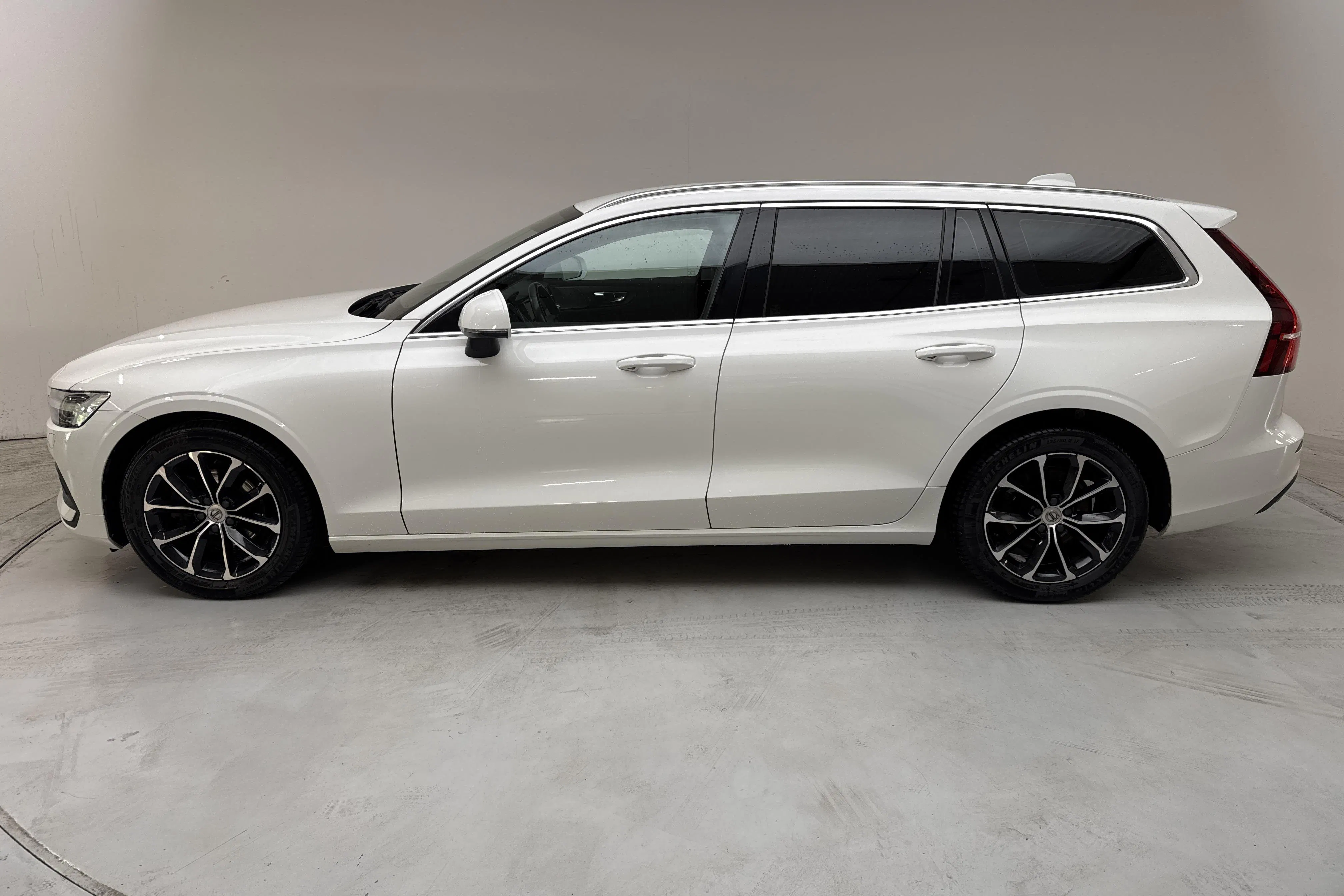 Presentationsfoto 2 av 14: Volvo V60 D4 (190hk) - 10 944 mil - Automat - vit - 2021