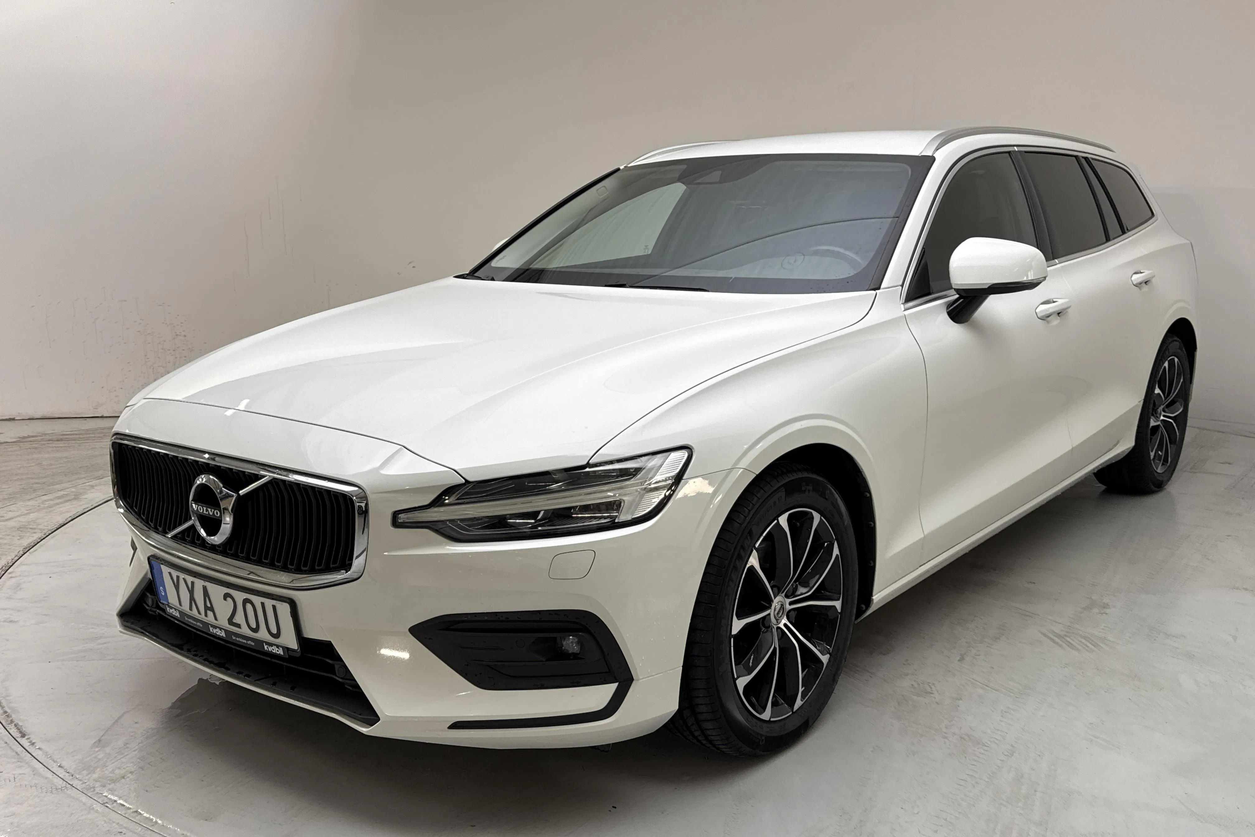 Presentationsfoto 1 av 14: Volvo V60 D4 (190hk) - 10 944 mil - Automat - vit - 2021