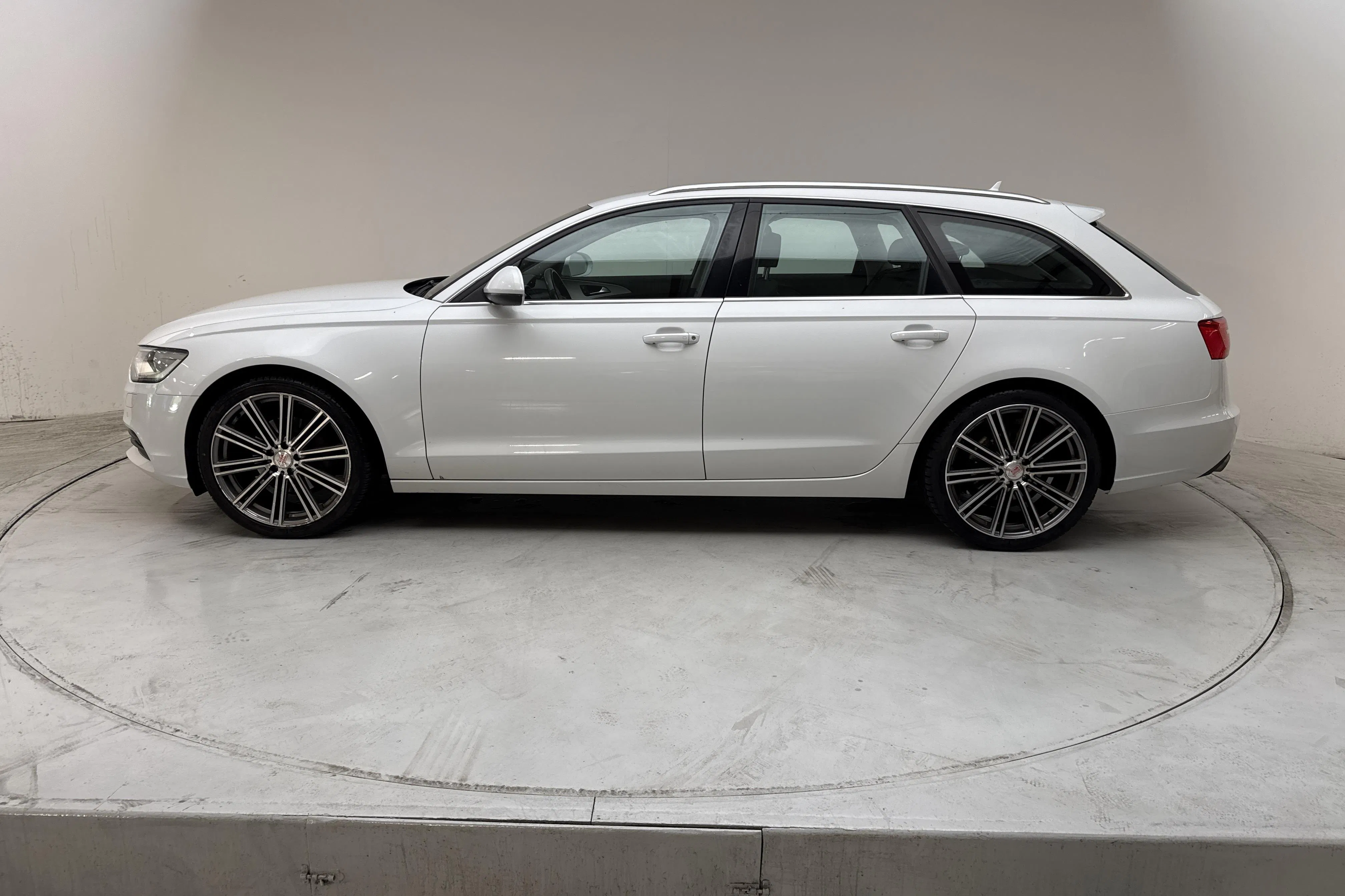 Presentationsfoto 2 av 12: Audi A6 2.0 TDI Avant (177hk) - 16 696 mil - Automat - vit - 2014