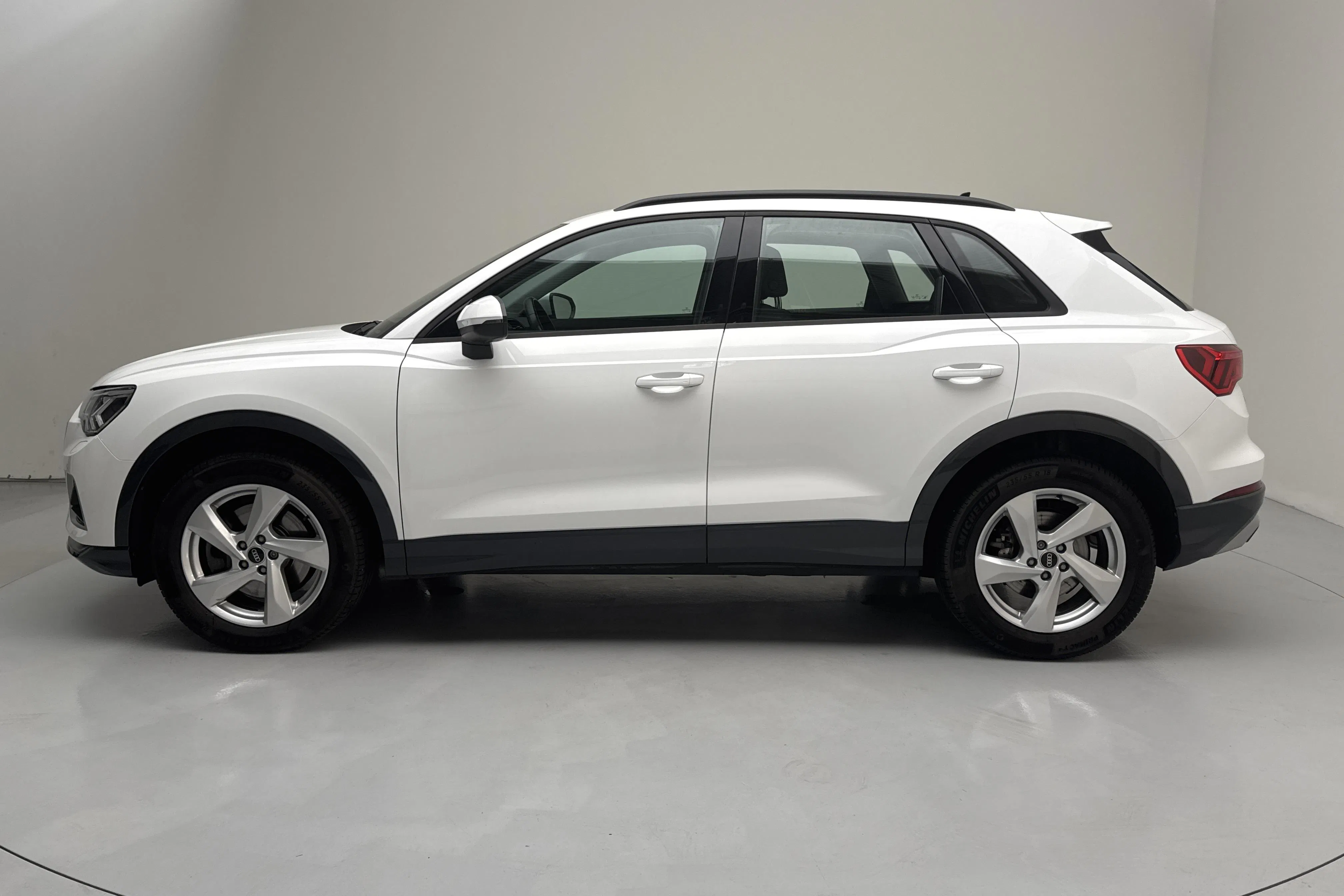 Presentationsfoto 2 av 13: Audi Q3 40 TDI quattro (200hk) - 5 647 mil - Automat - vit - 2023