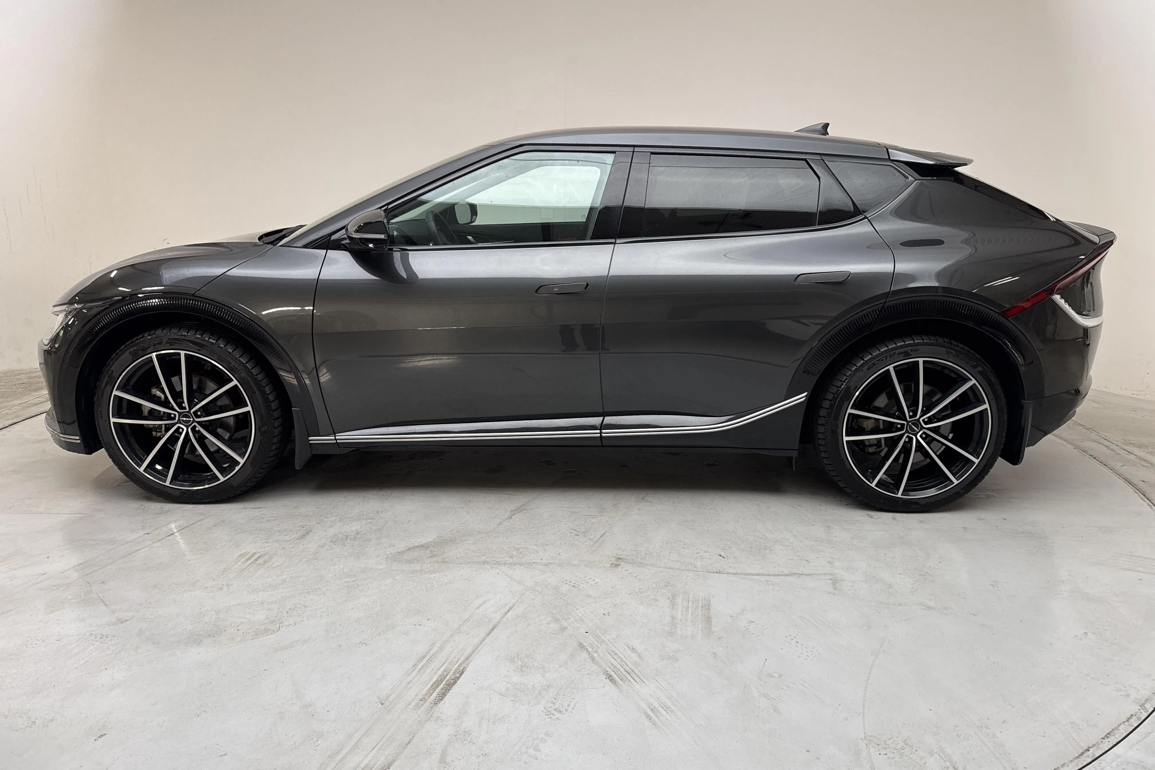 Presentationsfoto 2 av 16: KIA EV6 AWD (325hk) - 1 642 mil - Automat - grå - 2024