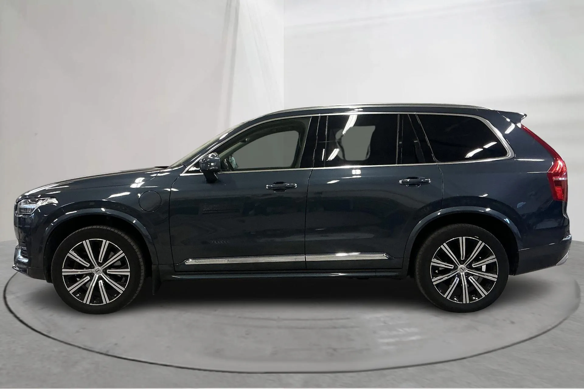 Presentationsfoto 2 av 23: Volvo XC90 T8 AWD Twin Engine (390hk) - 17 638 mil - Automat - Mörkblå - 2020