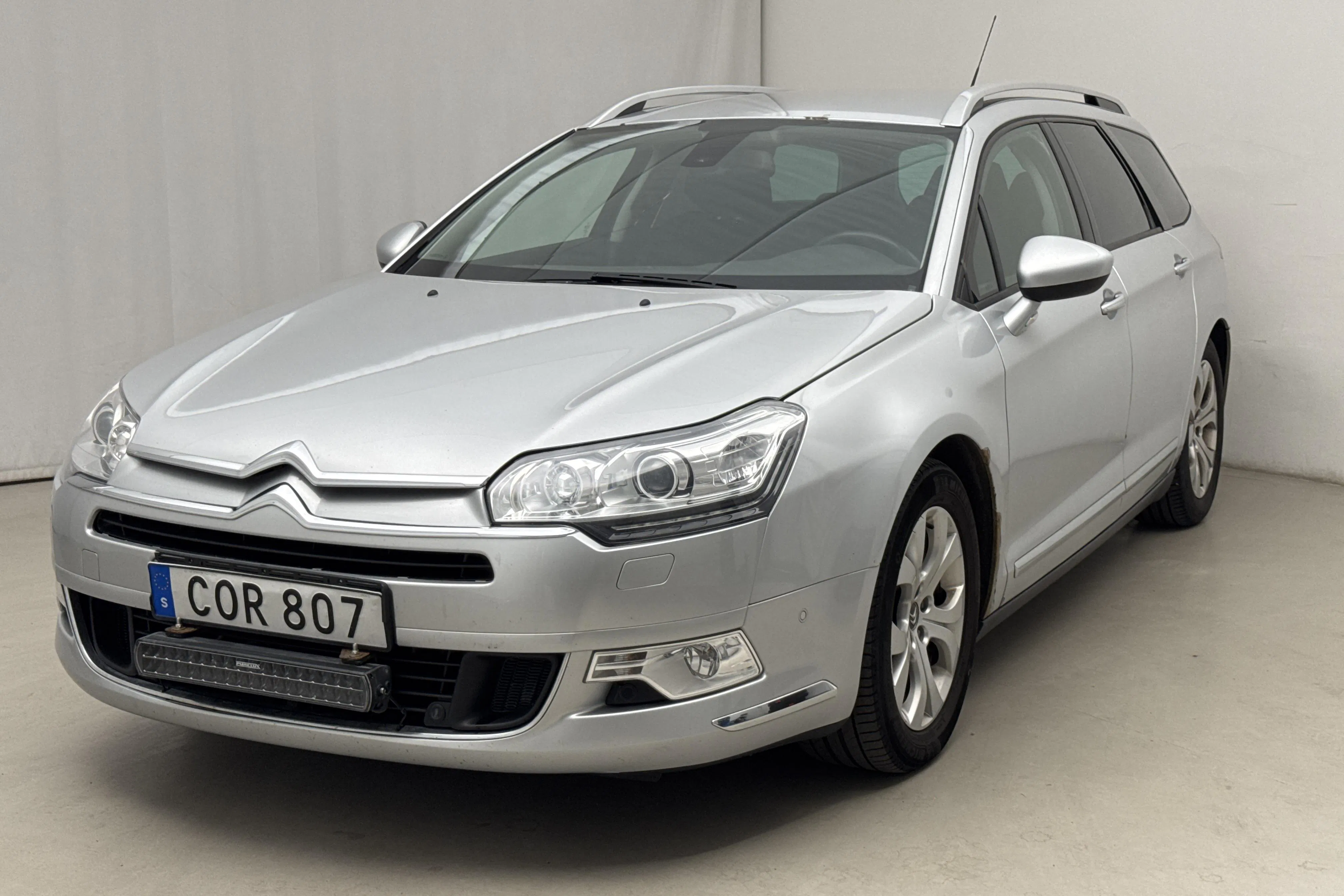 Presentation photo 1 of 18: Citroën C5 III 2.0 BlueHDi Tourer (180hk) - 192 530 km - Automatic - silver - 2016
