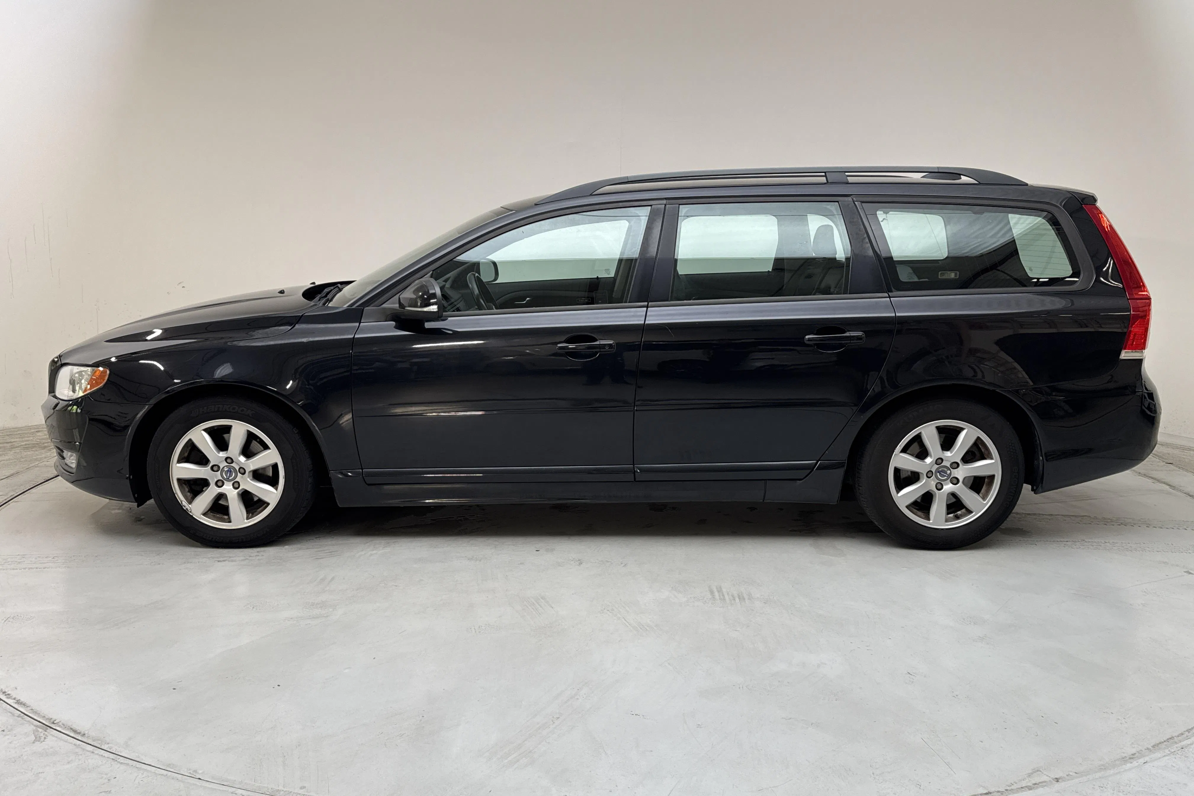 Presentationsfoto 2 av 13: Volvo V70 II D2 (115hk) - 15 142 mil - Manuell - svart - 2014