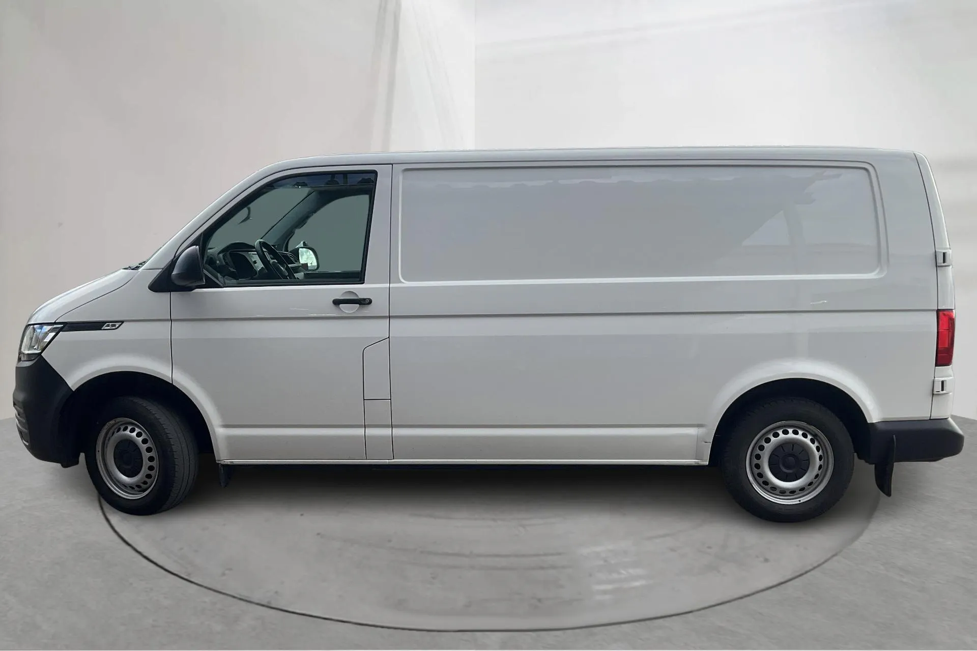 Presentationsfoto 2 av 17: VW Transporter T6.1 Skåp TDI (110hk) - 10 517 mil - Manuell - vit - 2021