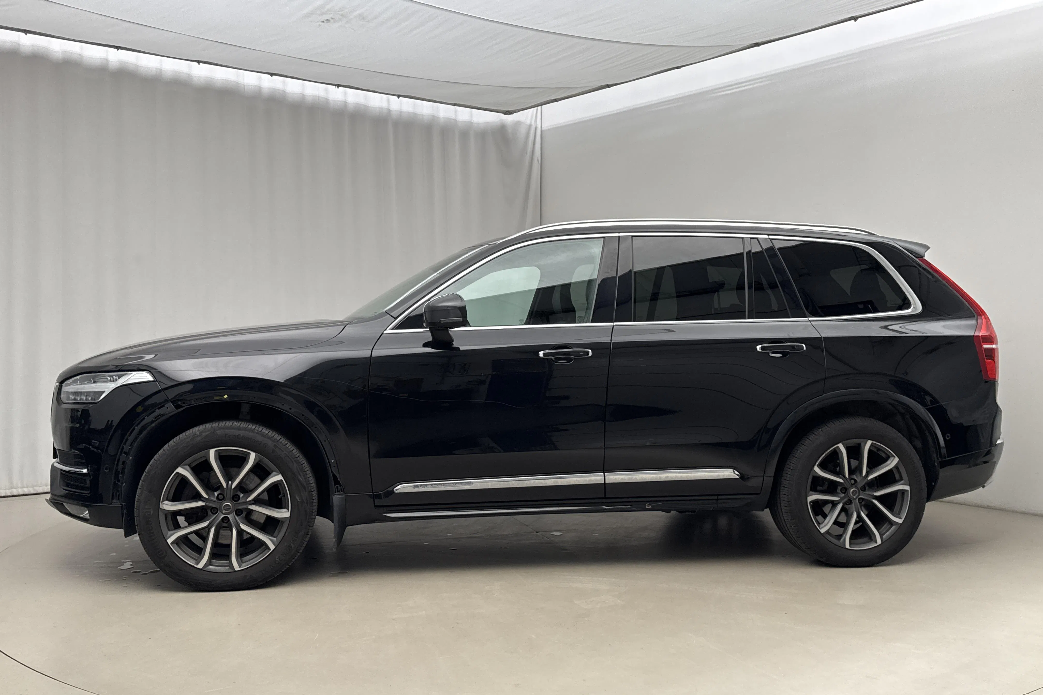 Presentationsfoto 2 av 23: Volvo XC90 D5 AWD (235hk) - 13 561 mil - Automat - svart - 2017