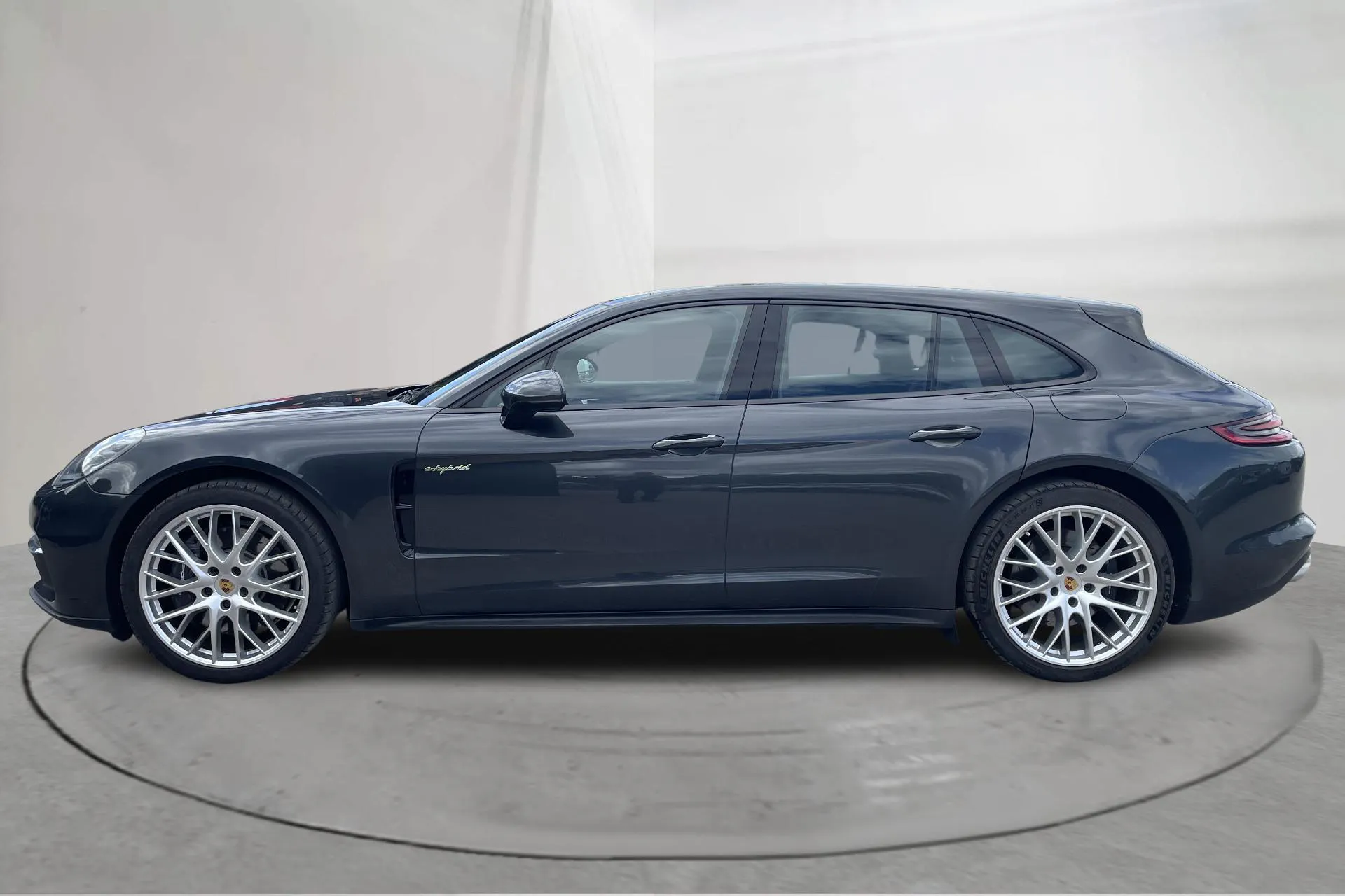 Presentationsfoto 2 av 25: Porsche Panamera 4 E-hybrid Sport Turismo (462hk) - 11 247 mil - Automat - grå - 2019