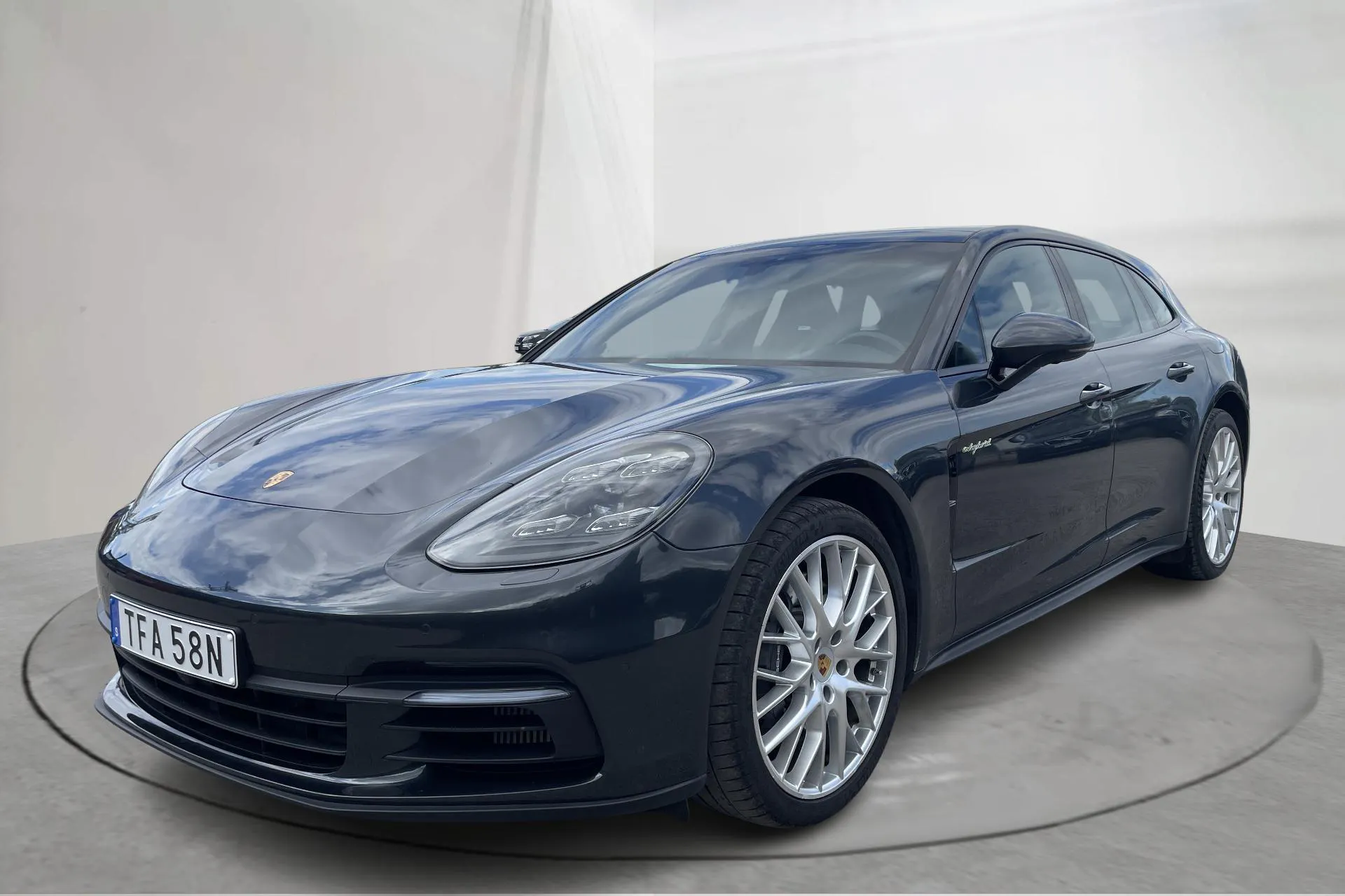 Presentationsfoto 1 av 25: Porsche Panamera 4 E-hybrid Sport Turismo (462hk) - 11 247 mil - Automat - grå - 2019