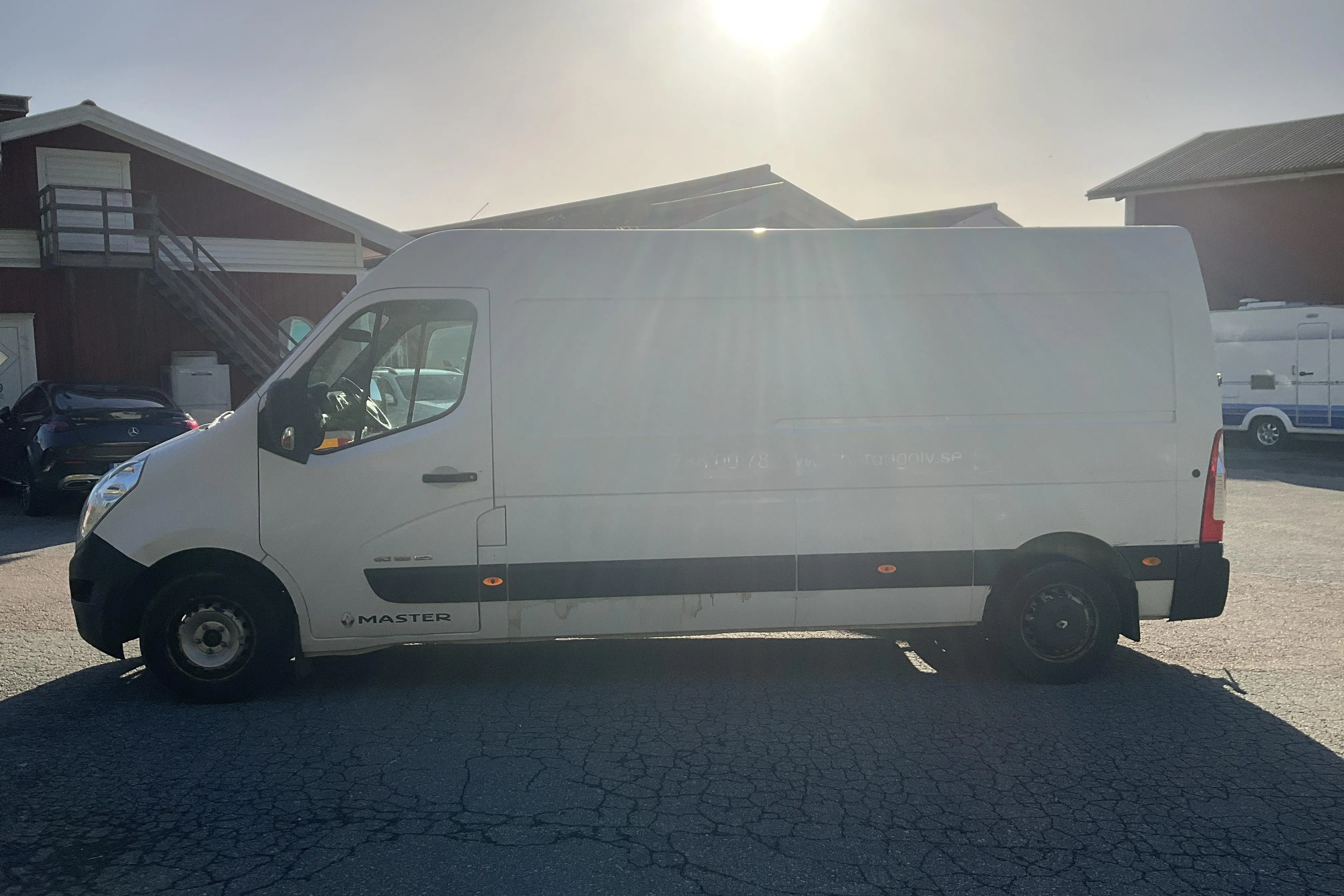 Presentationsfoto 2 av 12: Renault Master 2.3 dCi FAP RWD (165hk) - 19 051 mil - Manuell - vit - 2016