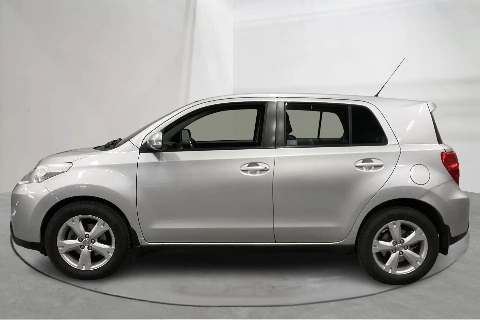 Presentationsfoto 2 av 15: Toyota Urban Cruiser 1.4 D-4D AWD (90hk) - 14 333 mil - Manuell - silver - 2011