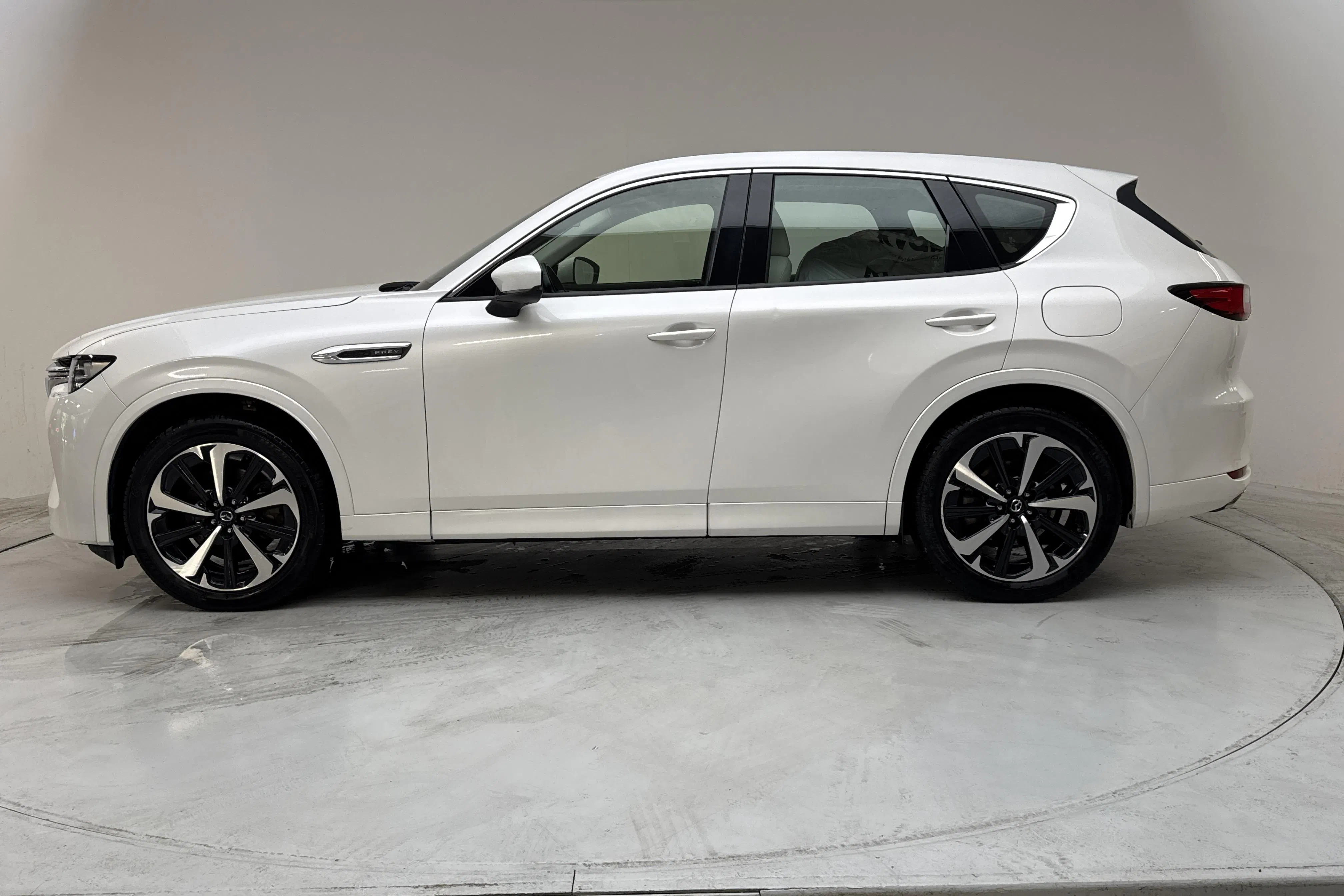 Presentationsfoto 2 av 17: Mazda CX-60 e-Skyactiv PHEV AWD (327hk) - 16 938 mil - Automat - vit - 2023