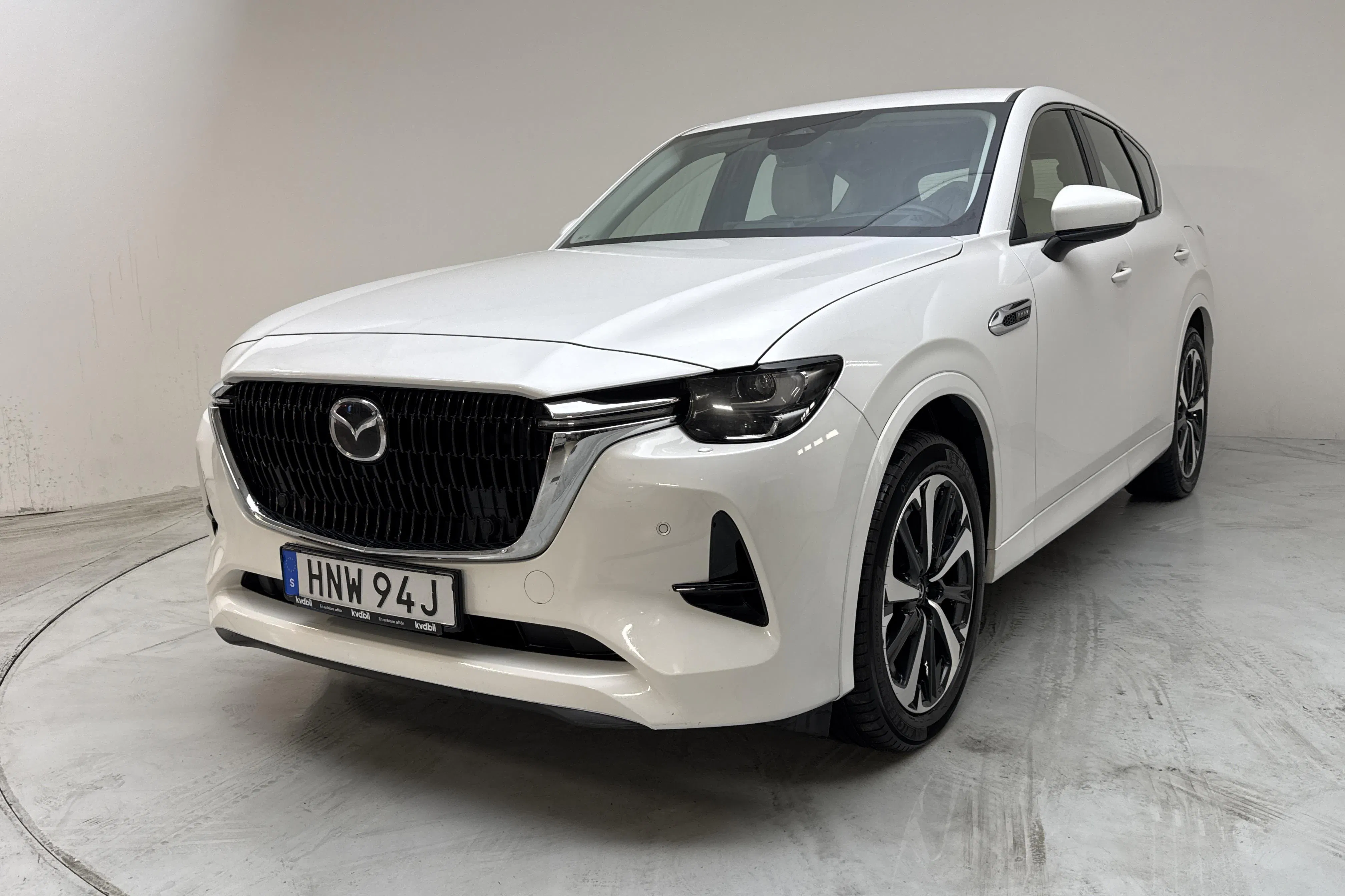 Presentationsfoto 1 av 17: Mazda CX-60 e-Skyactiv PHEV AWD (327hk) - 16 938 mil - Automat - vit - 2023