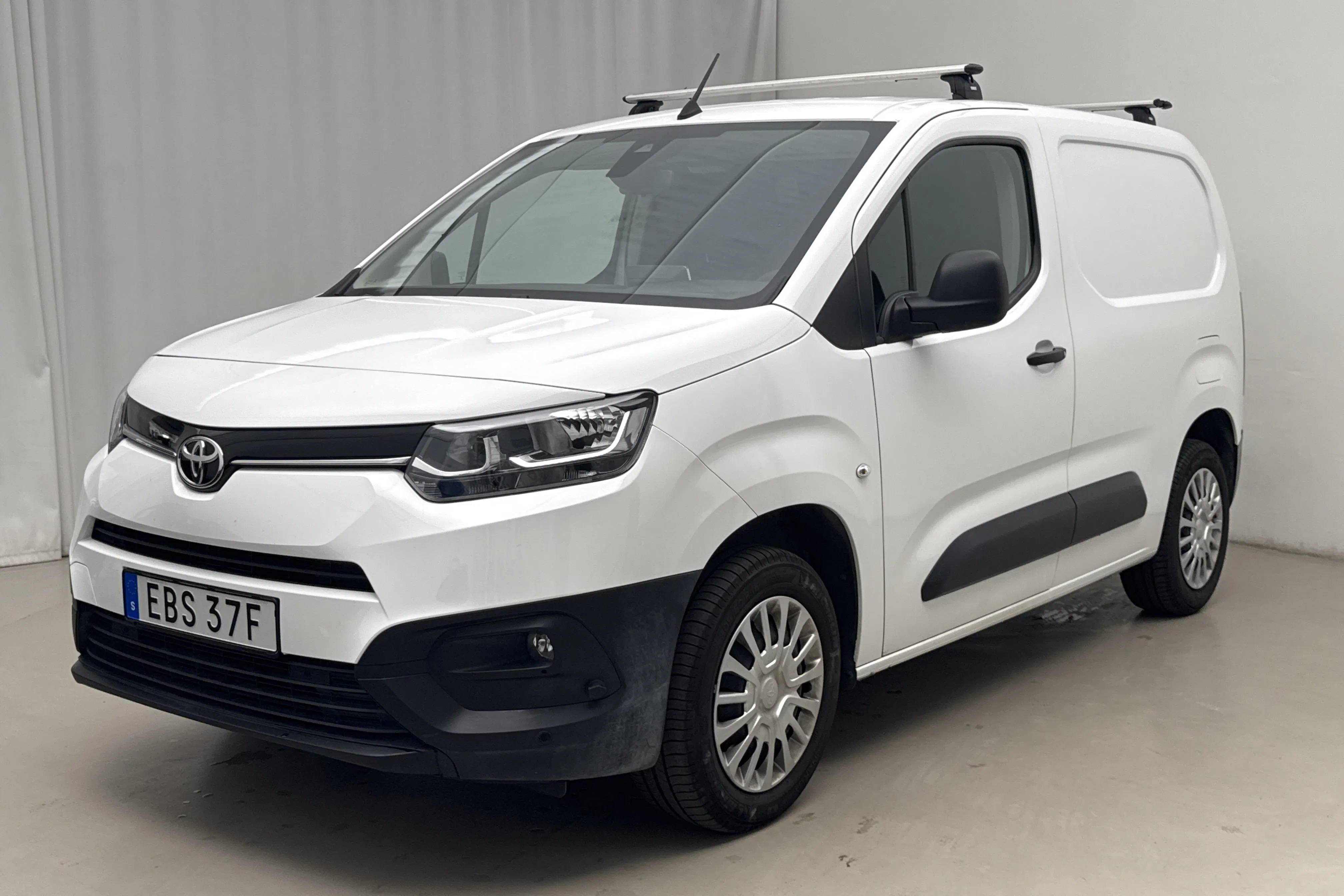 Presentationsfoto 1 av 16: Toyota PROACE CITY 1.2T (130hk) - 2 526 mil - Automat - vit - 2021