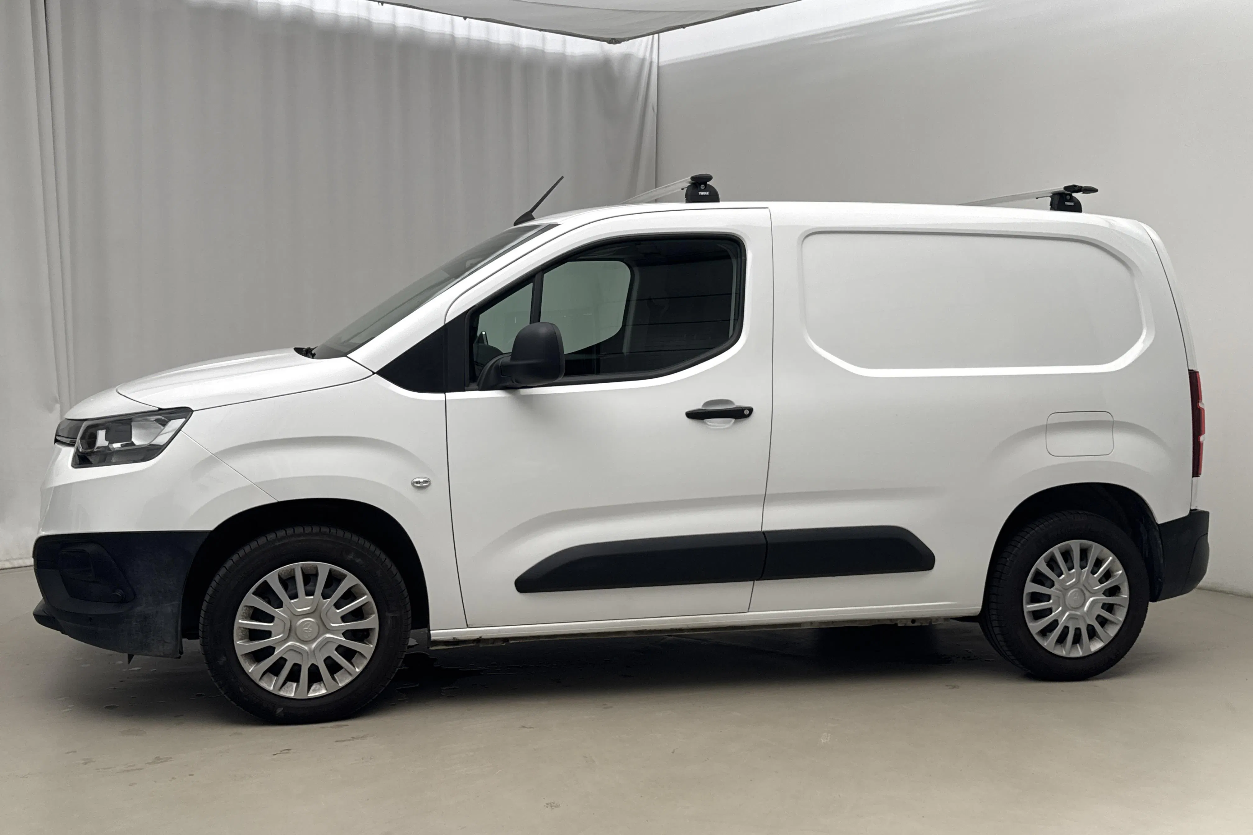 Presentationsfoto 2 av 16: Toyota PROACE CITY 1.2T (130hk) - 2 526 mil - Automat - vit - 2021