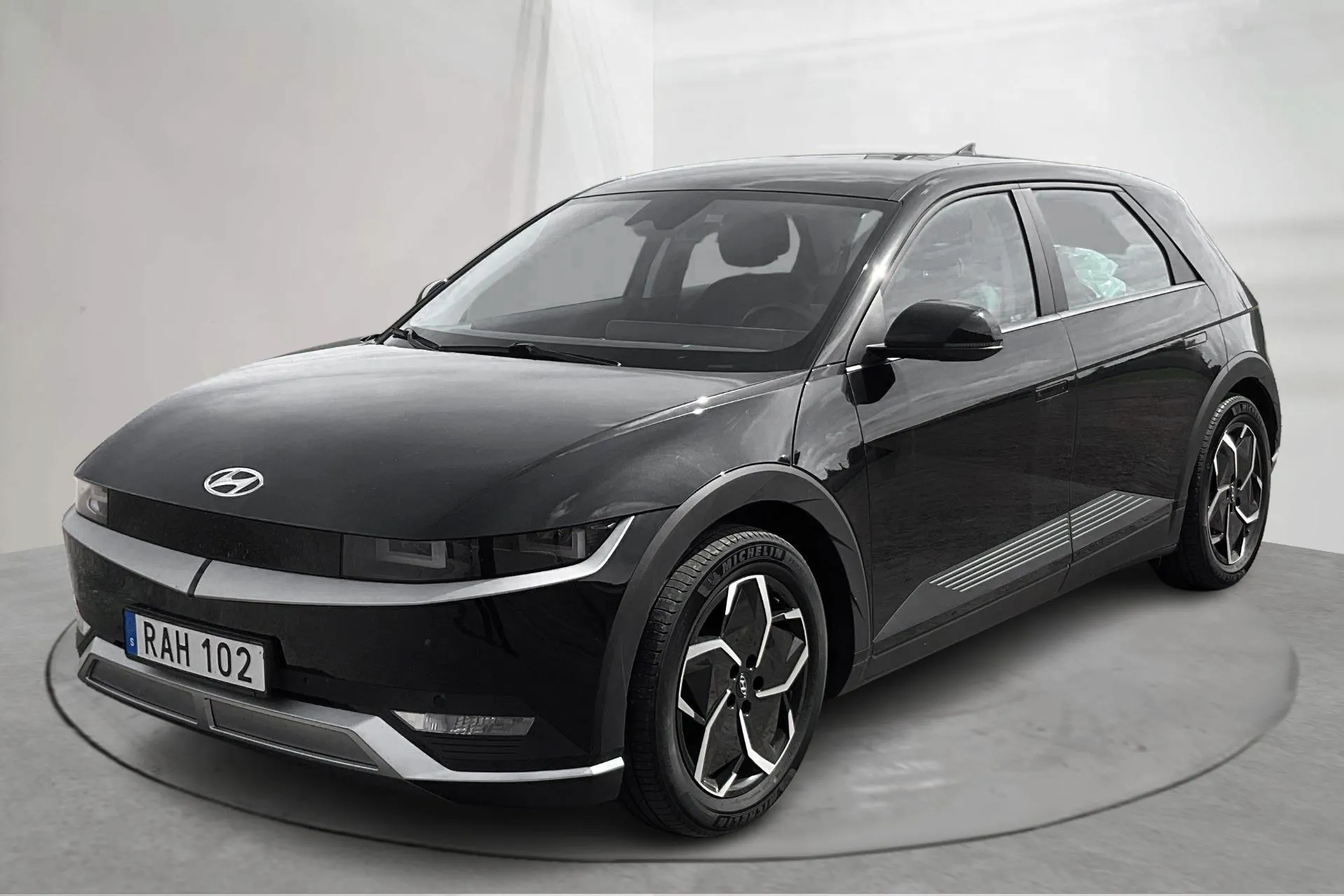 Presentationsfoto 1 av 16: Hyundai IONIQ 5 77kWh (228hk) - 4 714 mil - Automat - svart - 2023