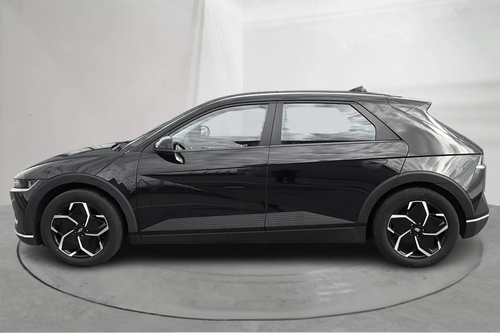 Presentationsfoto 2 av 16: Hyundai IONIQ 5 77kWh (228hk) - 4 714 mil - Automat - svart - 2023