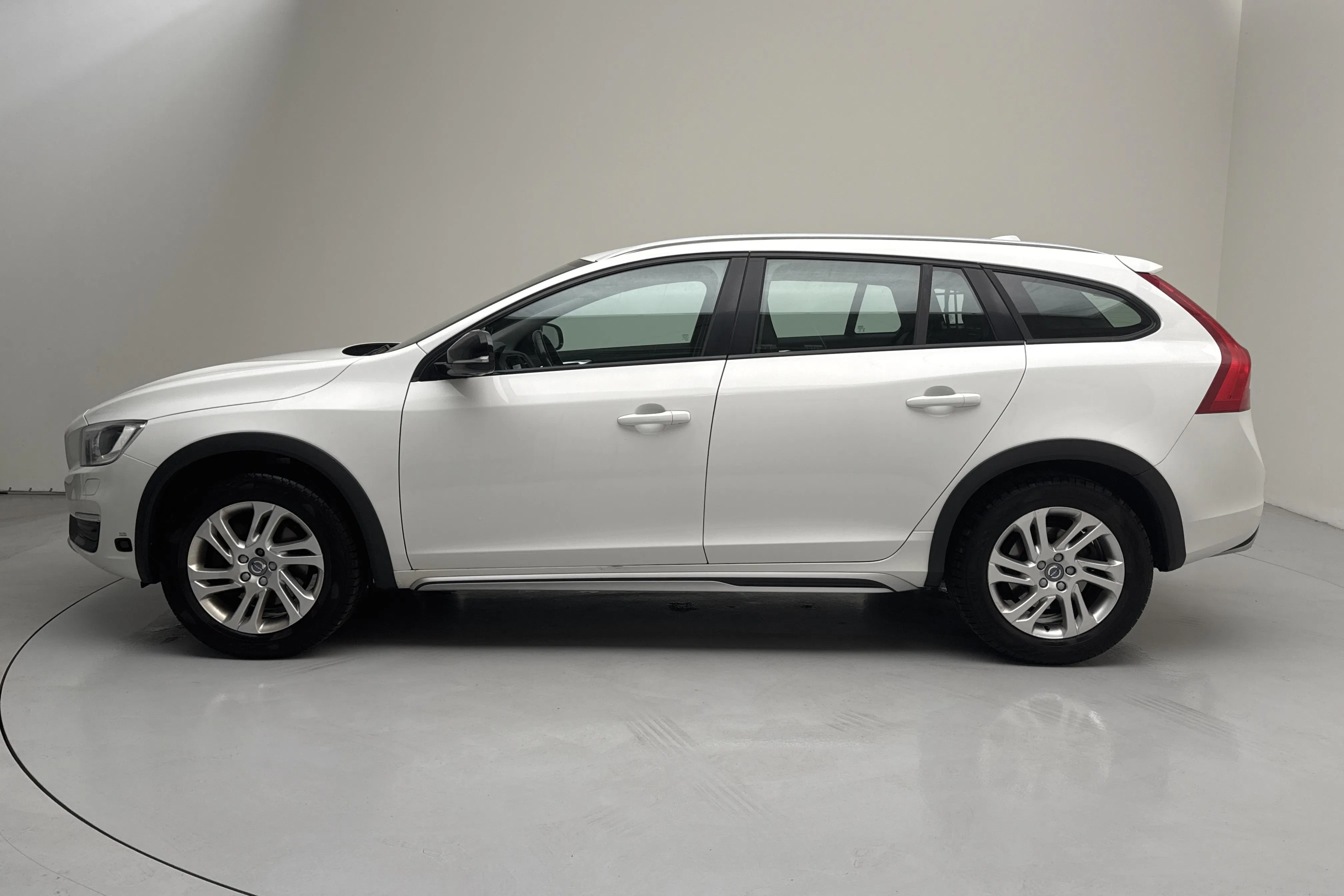 Presentation photo 2 of 13: Volvo V60 D3 Cross Country (150hk) - 149 020 km - Automatic - white - 2018