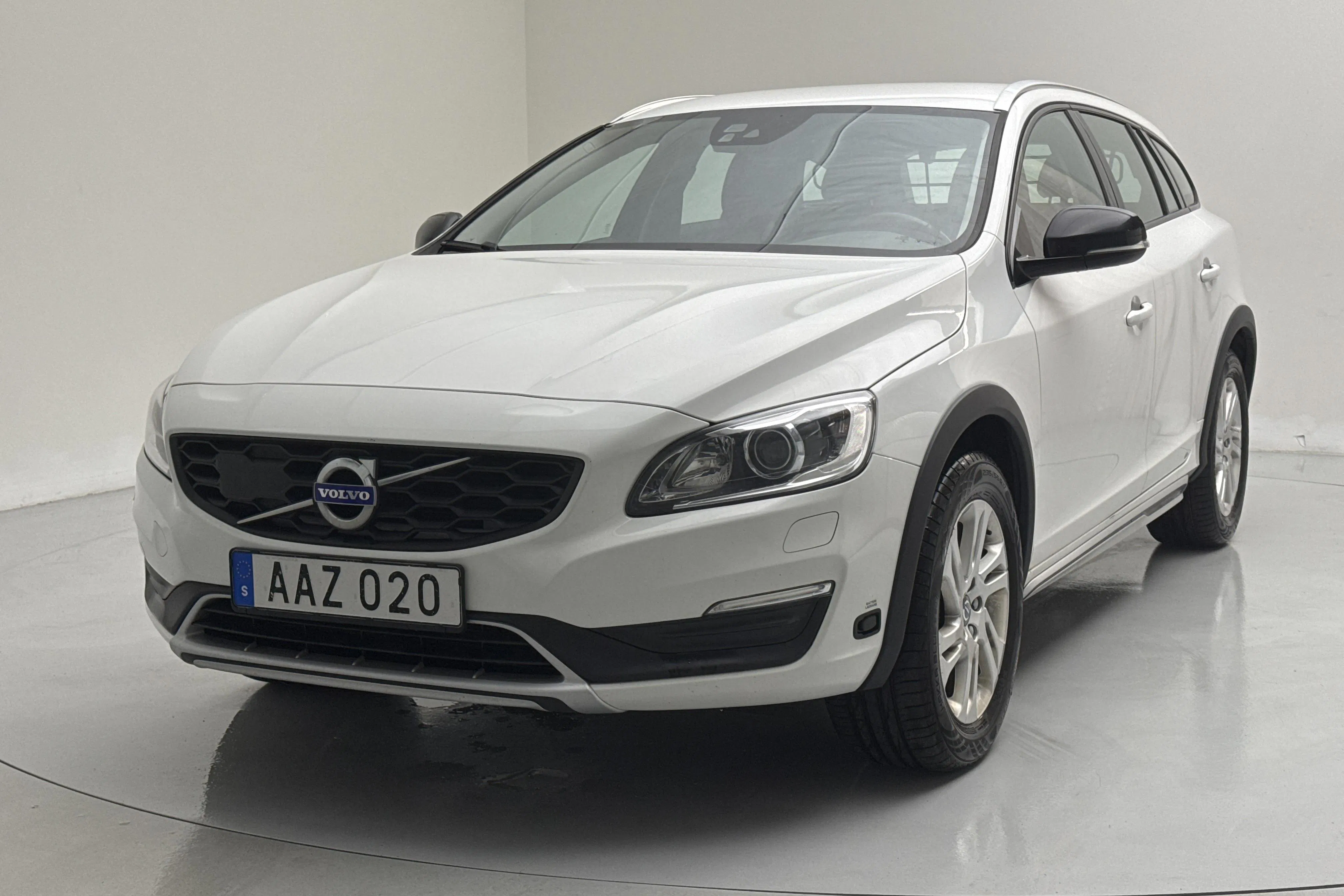 Presentation photo 1 of 13: Volvo V60 D3 Cross Country (150hk) - 149 020 km - Automatic - white - 2018