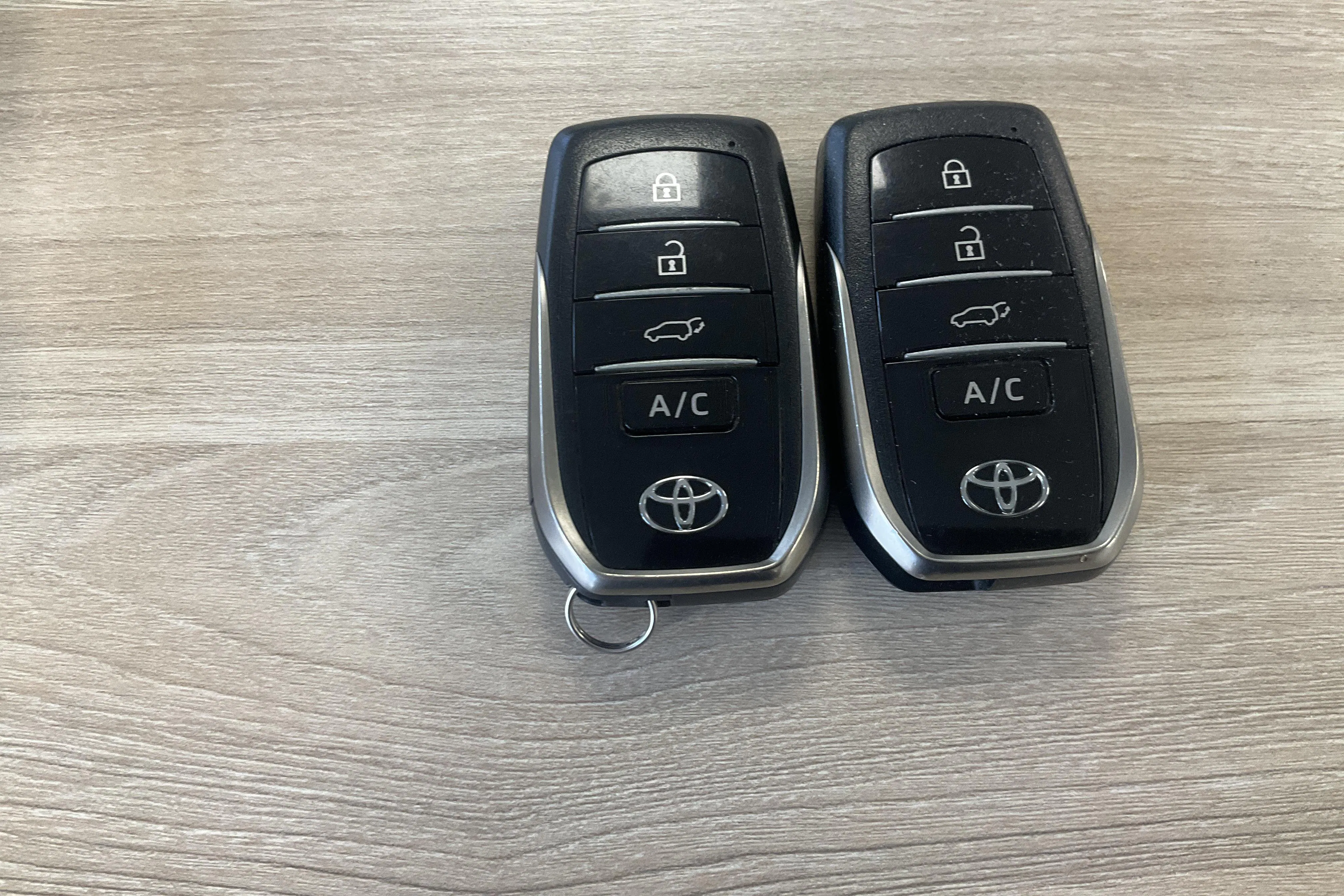 Presentation photo 16 of 16: Toyota RAV4 2.5 Plug-in Hybrid AWDi (306hk) - 70 230 km - Automatic - dark grey - 2023