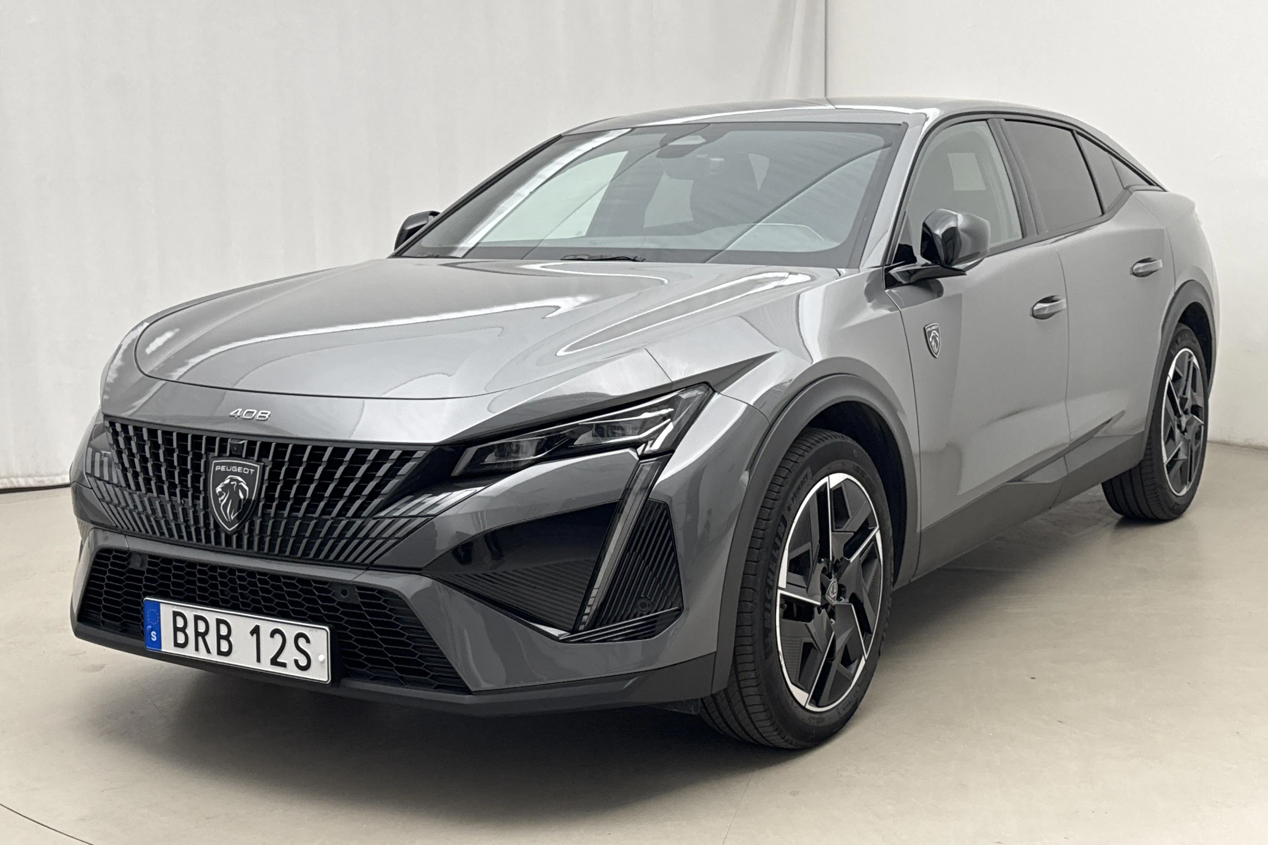 Presentationsfoto 1 av 20: Peugeot 408 PureTech (130hk) - 2 928 mil - Automat - grå - 2024