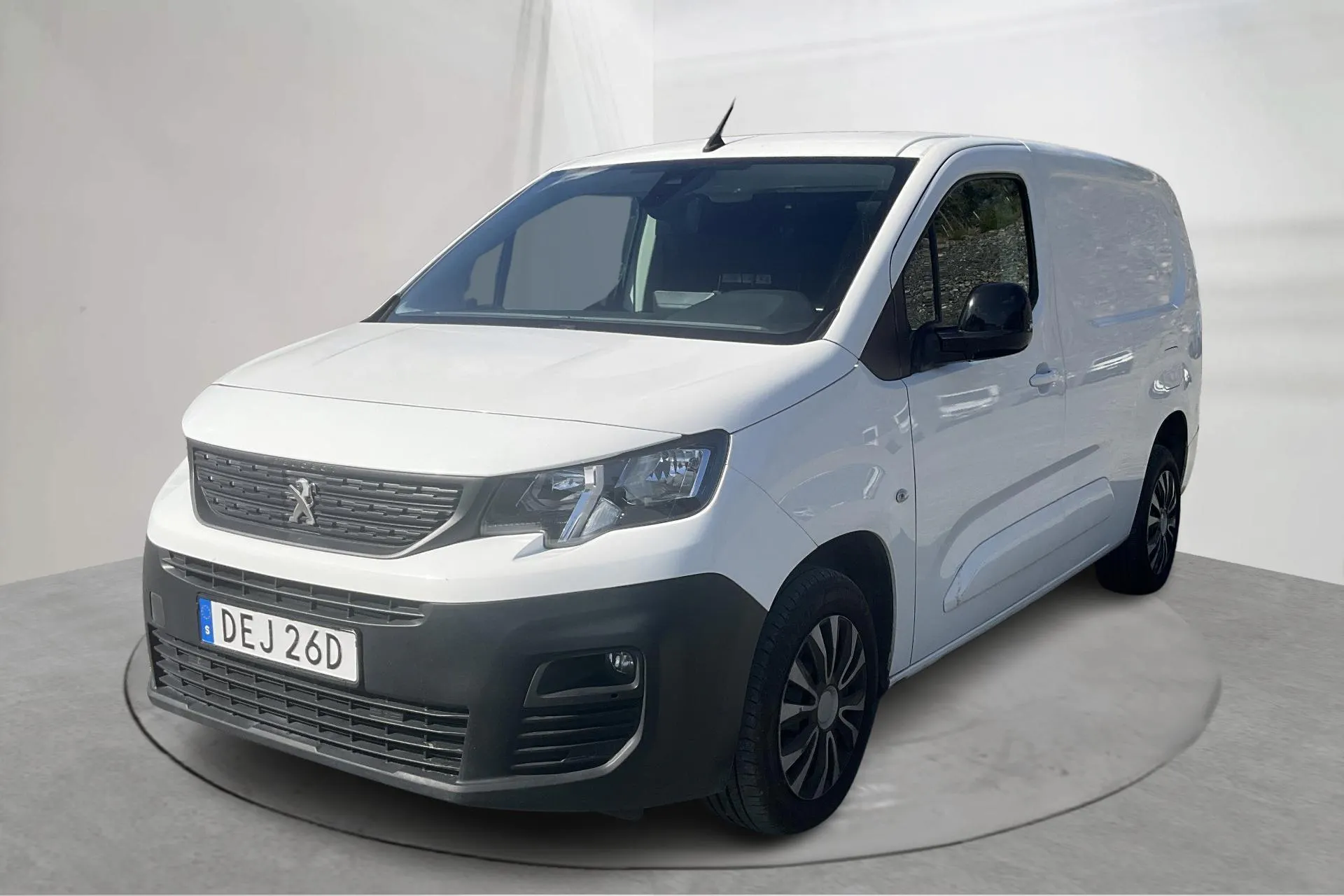 Presentation photo 1 of 16: Peugeot Partner 1.5 HDI Skåp (130hk) - 94 140 km - Automatic - white - 2021