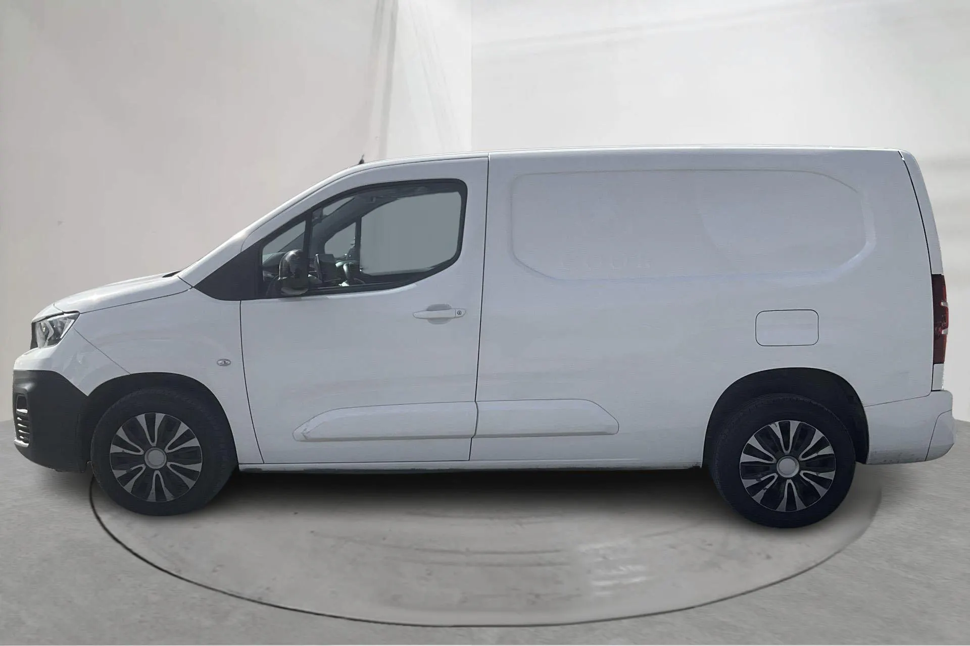 Presentation photo 2 of 16: Peugeot Partner 1.5 HDI Skåp (130hk) - 94 140 km - Automatic - white - 2021