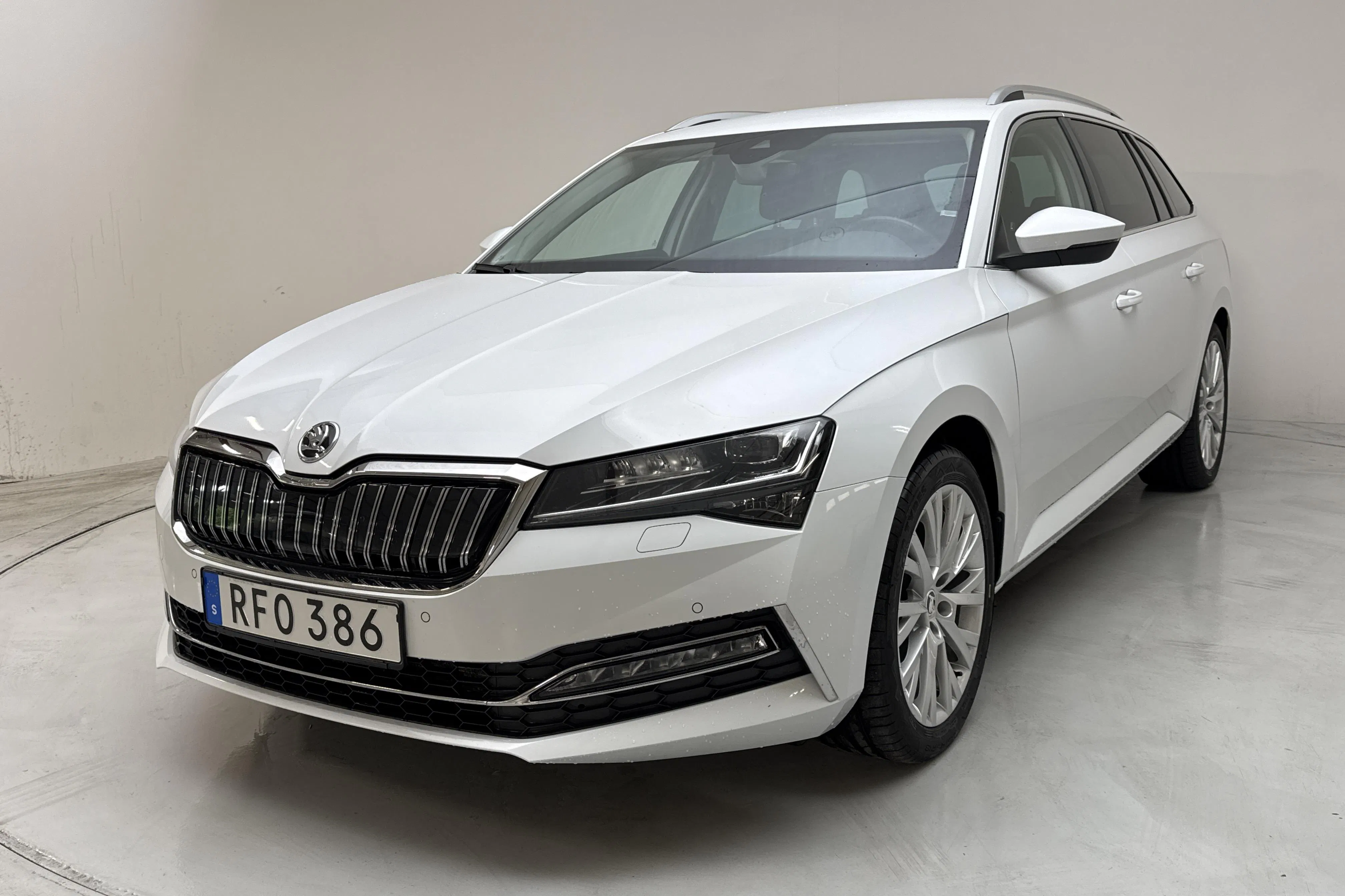 Presentation photo 1 of 18: Skoda Superb 1.4 TSI PHEV Kombi (218hk) - 108 510 km - Automatic - white - 2022