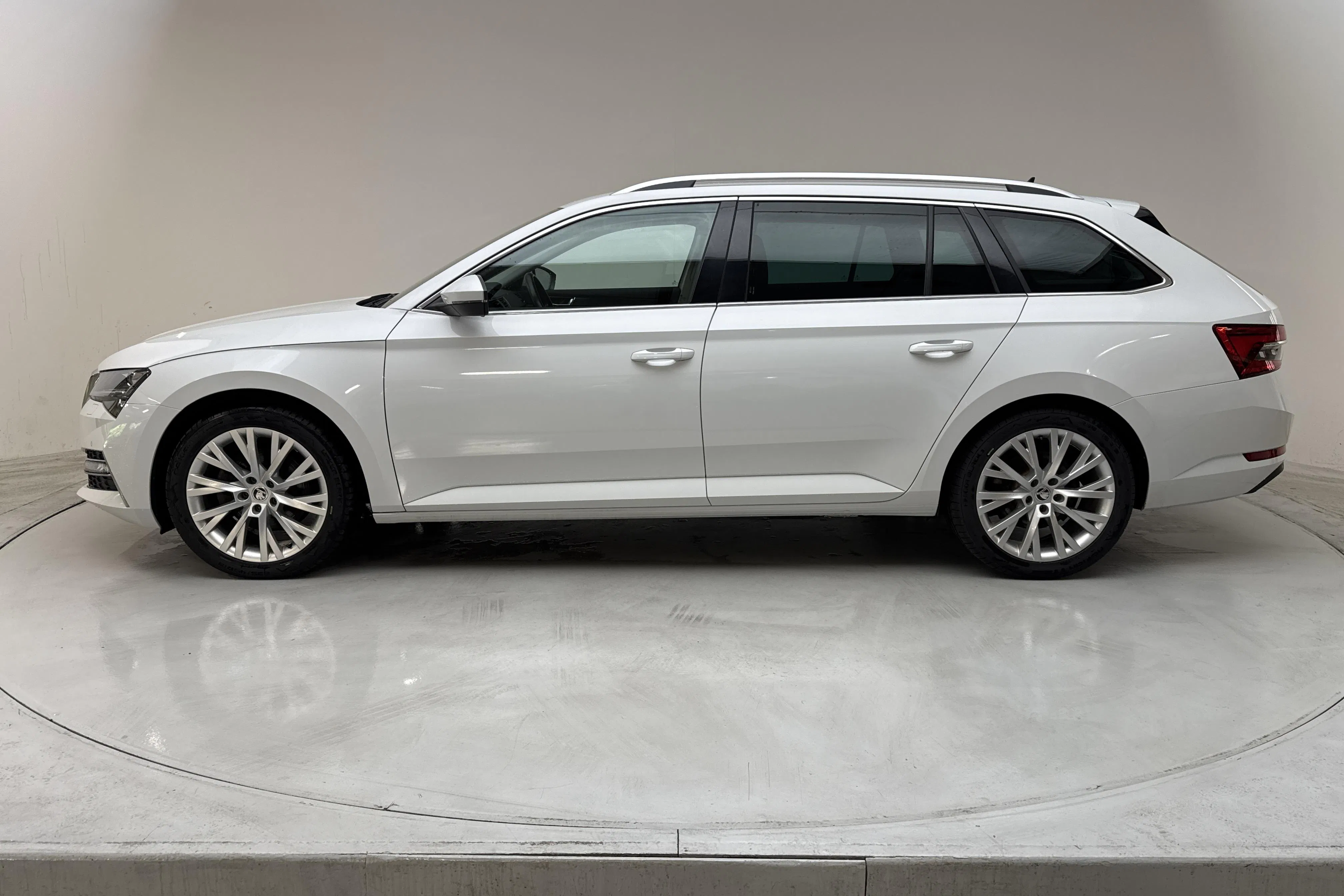 Presentation photo 2 of 18: Skoda Superb 1.4 TSI PHEV Kombi (218hk) - 108 510 km - Automatic - white - 2022