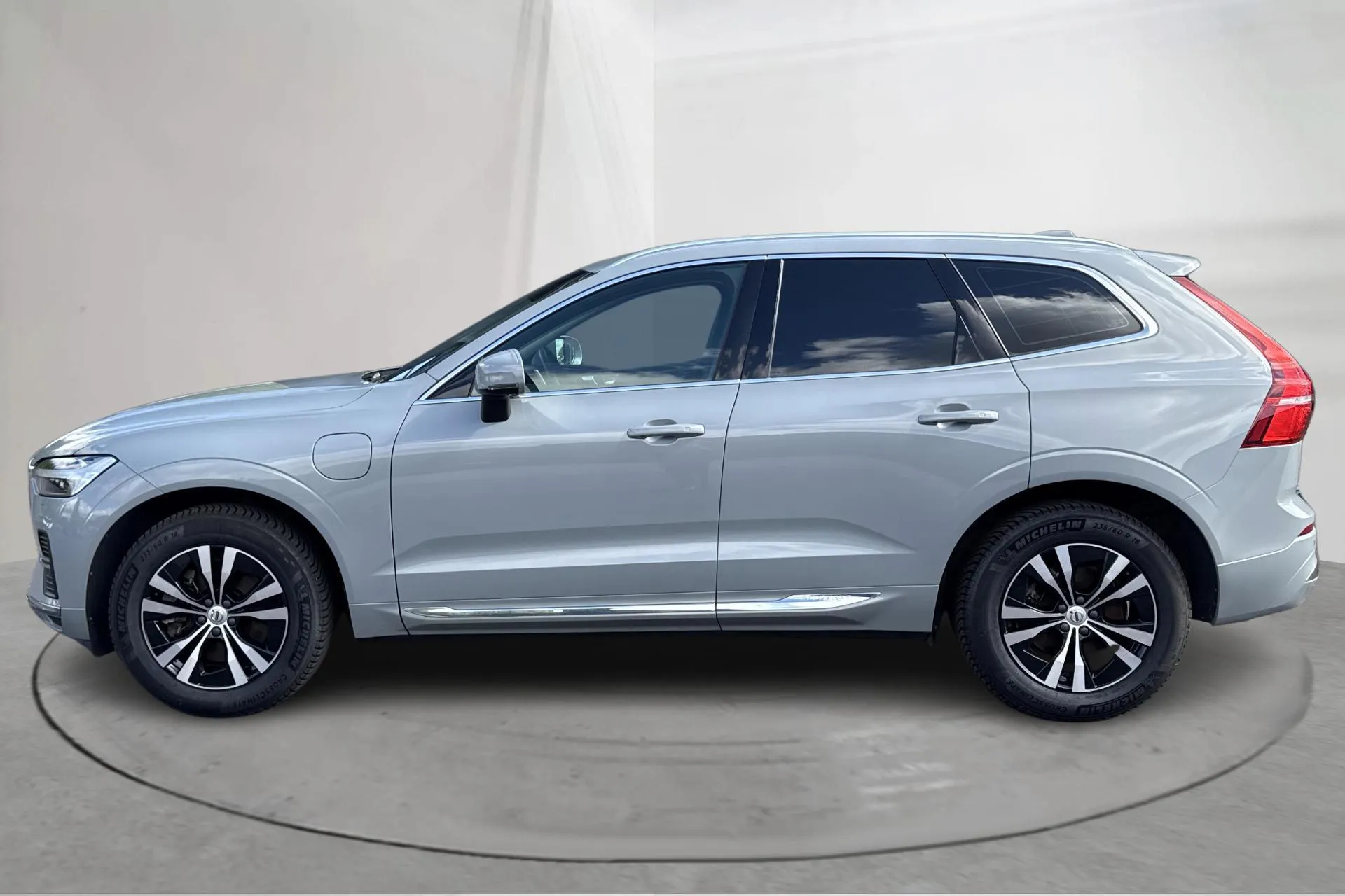 Presentationsfoto 2 av 20: Volvo XC60 T6 AWD Recharge (350hk) - 10 008 mil - Automat - grå - 2024
