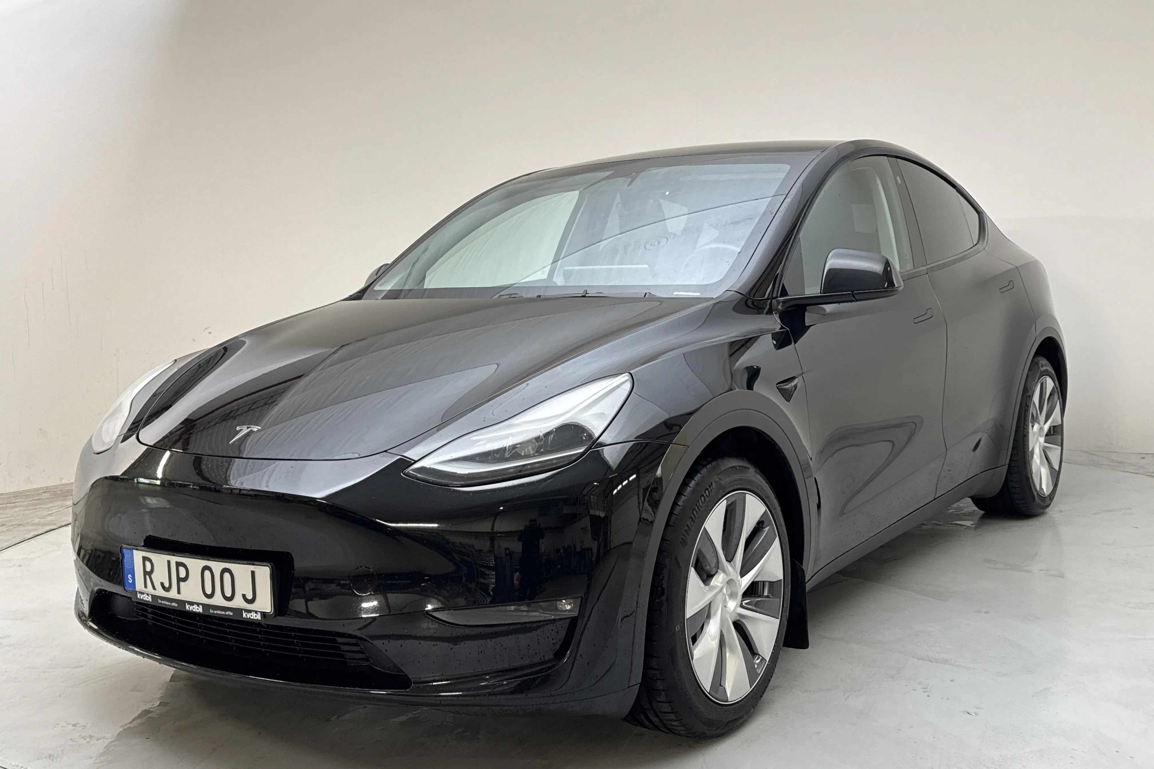Presentationsfoto 1 av 19: Tesla Model Y Long Range Dual Motor AWD - 6 680 mil - Automat - svart - 2024