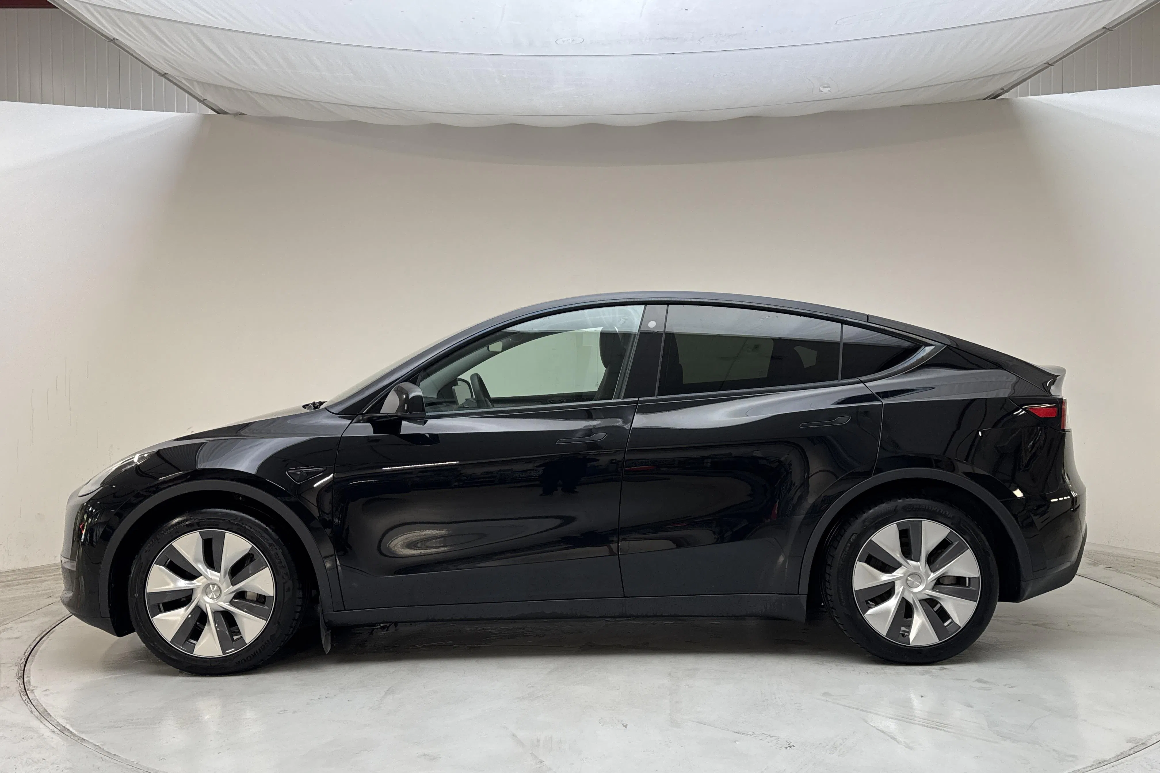 Presentationsfoto 2 av 19: Tesla Model Y Long Range Dual Motor AWD - 6 680 mil - Automat - svart - 2024