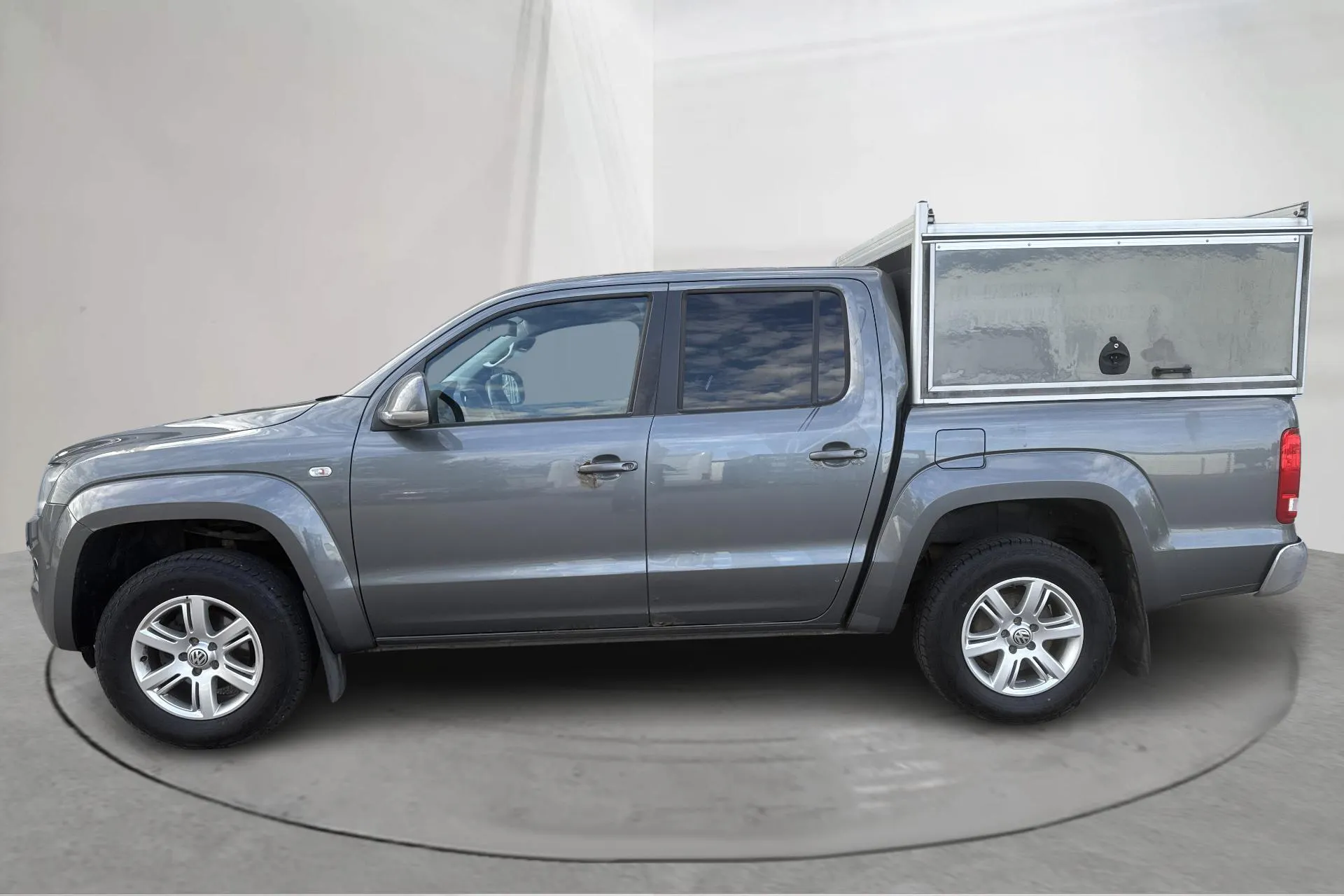 Presentationsfoto 2 av 17: VW Amarok 2.0 TDI 4motion (180hk) - 28 900 mil - Automat - grå - 2015