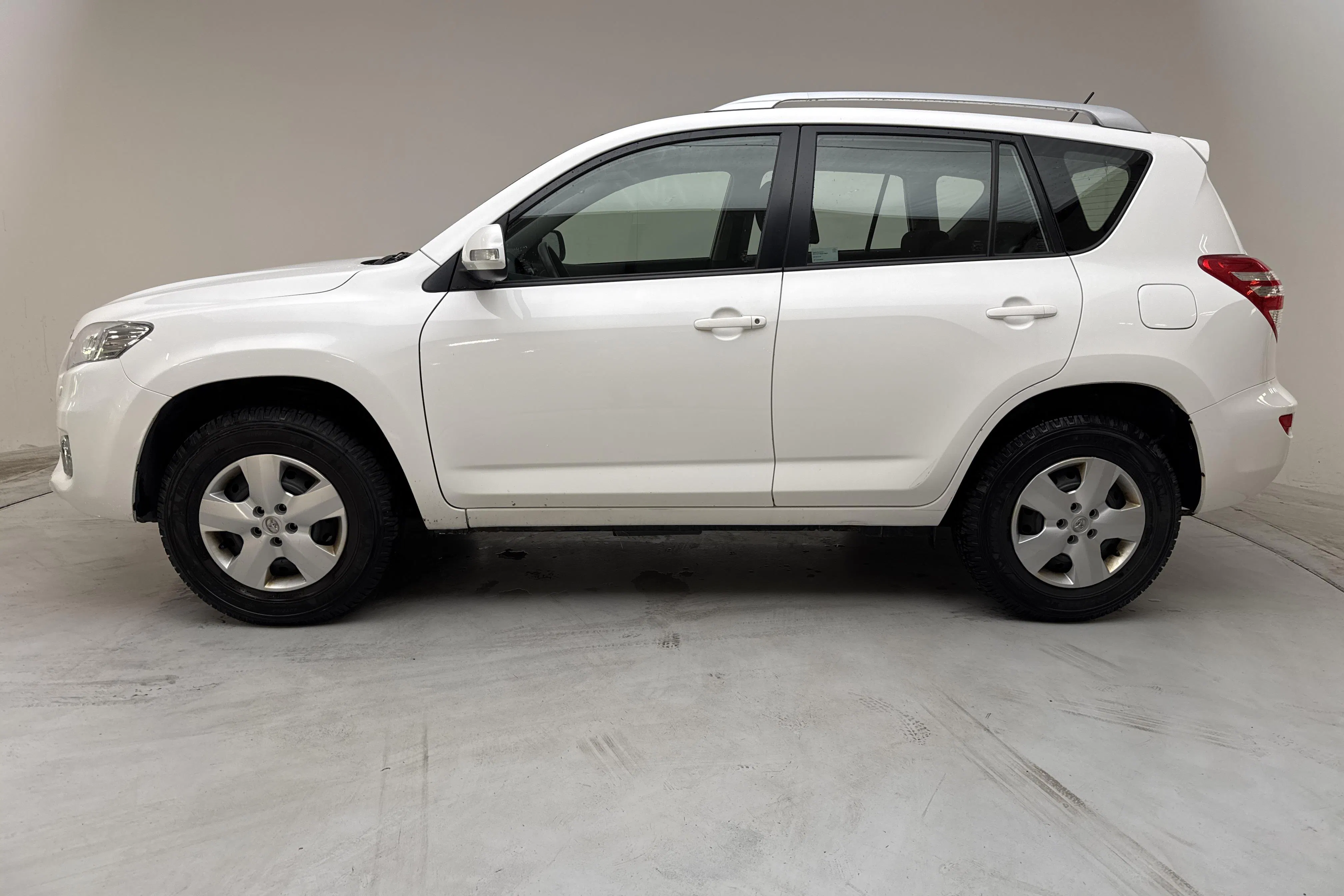 Presentationsfoto 2 av 14: Toyota RAV4 2.0 (158hk) - 10 657 mil - Automat - vit - 2011
