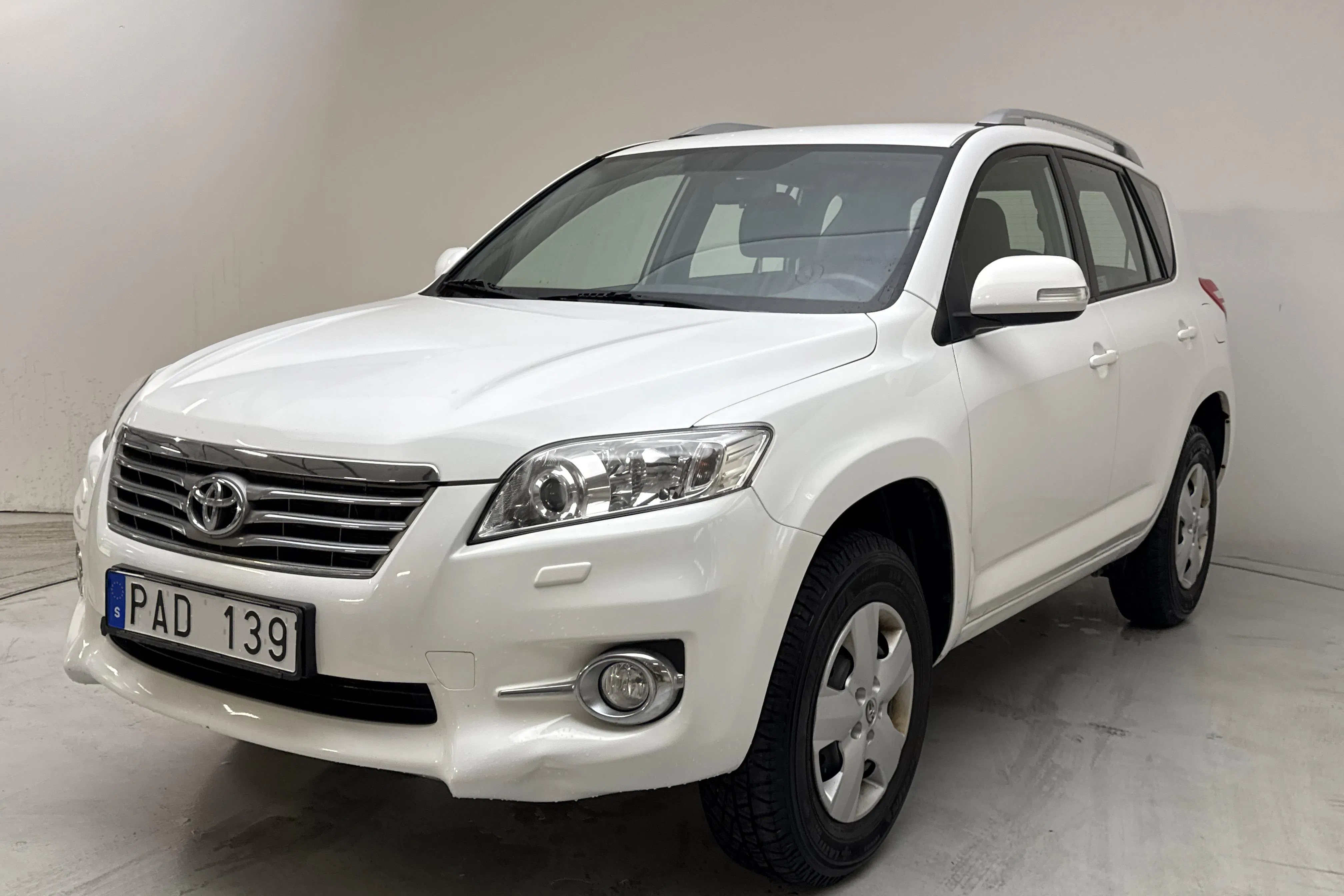 Presentationsfoto 1 av 14: Toyota RAV4 2.0 (158hk) - 10 657 mil - Automat - vit - 2011