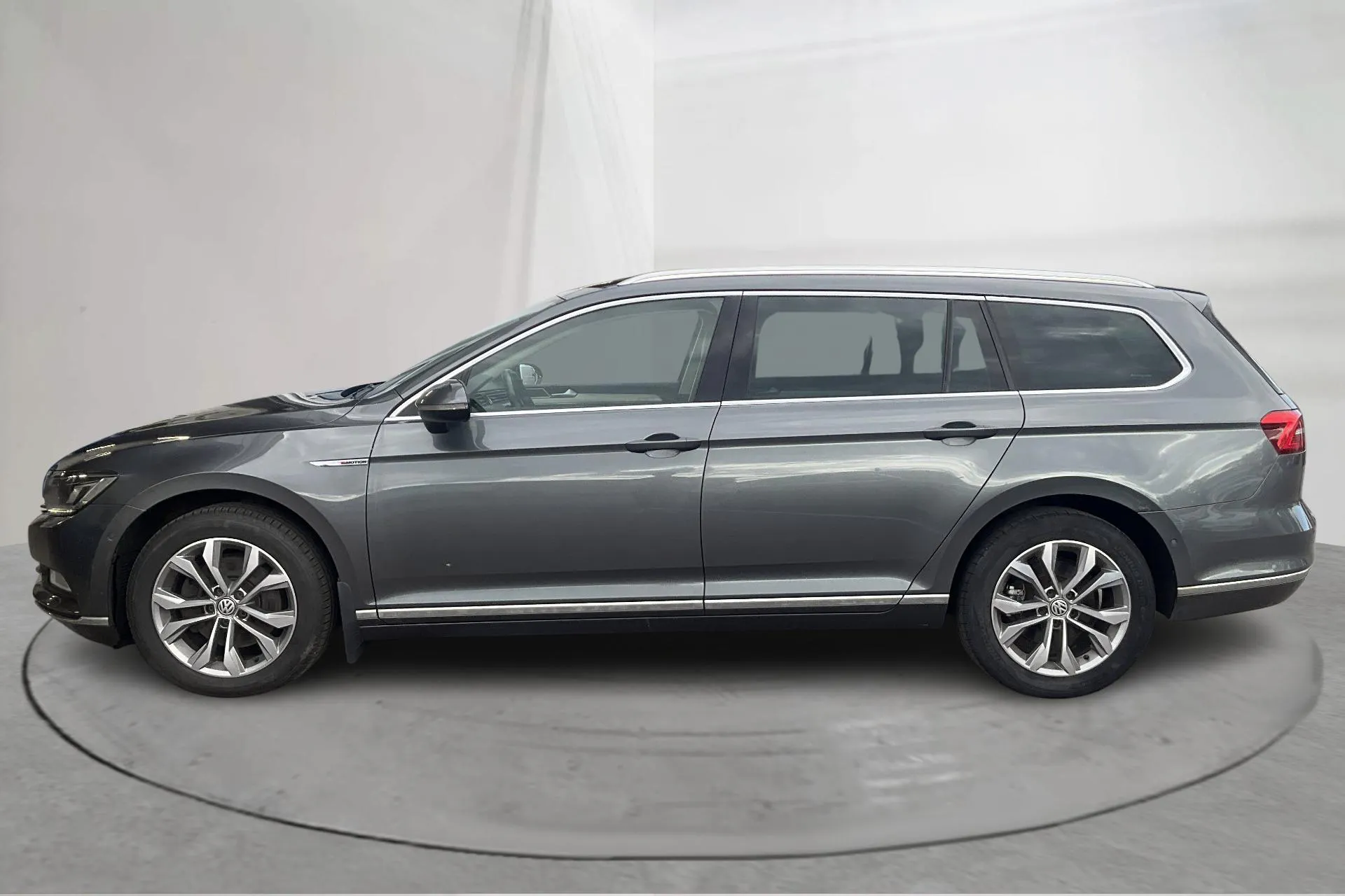 Presentationsfoto 2 av 17: VW Passat 2.0 TDI Sportscombi 4MOTION (190hk) - 20 172 mil - Automat - grå - 2015