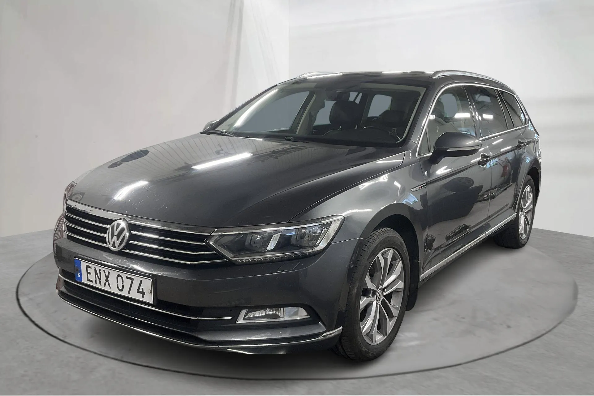 Presentationsfoto 1 av 17: VW Passat 2.0 TDI Sportscombi 4MOTION (190hk) - 20 172 mil - Automat - grå - 2015