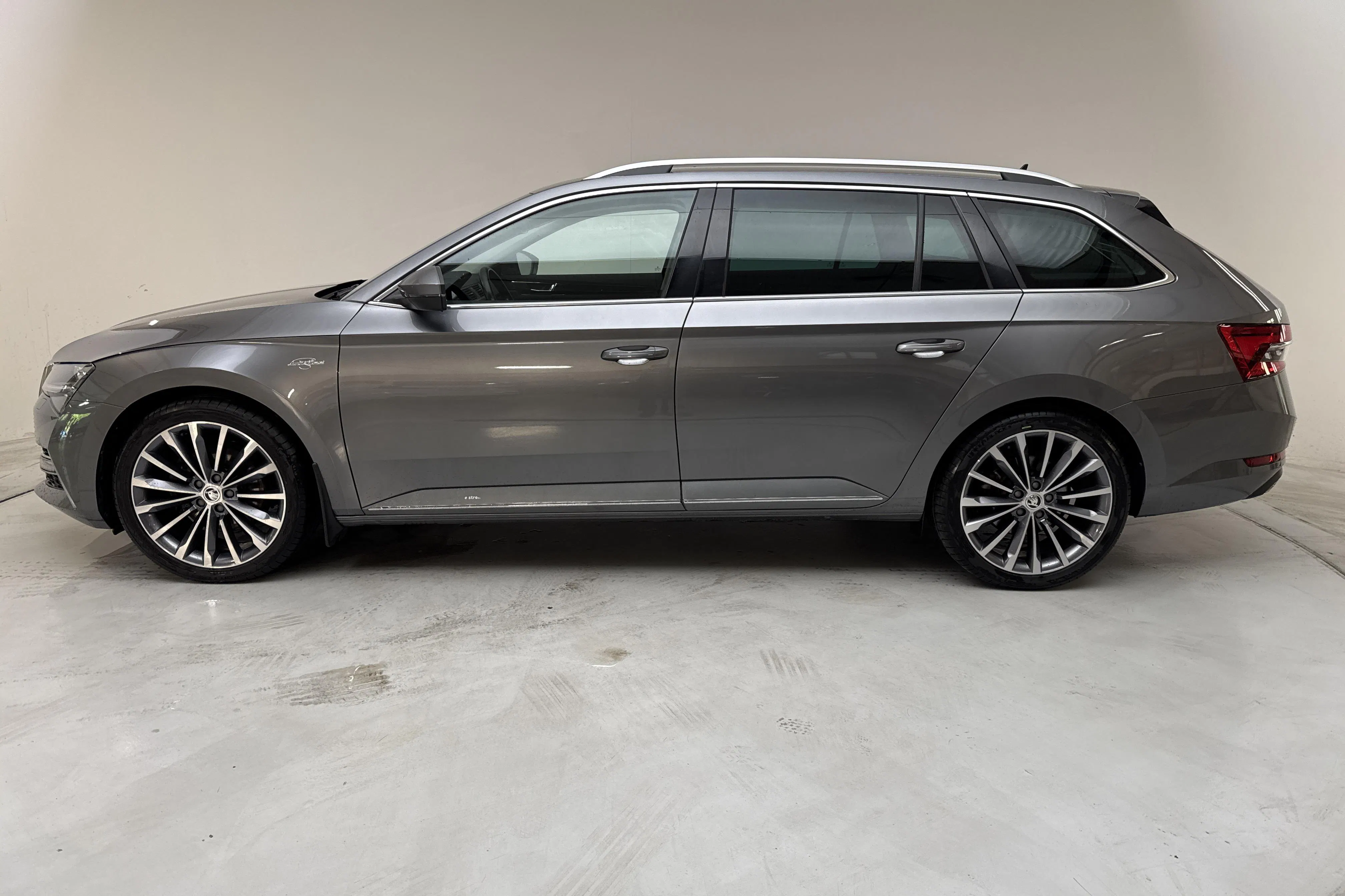 Presentation photo 2 of 17: Skoda Superb 1.4 TSI PHEV Kombi (218hk) - 151 890 km - Automatic - gray - 2023