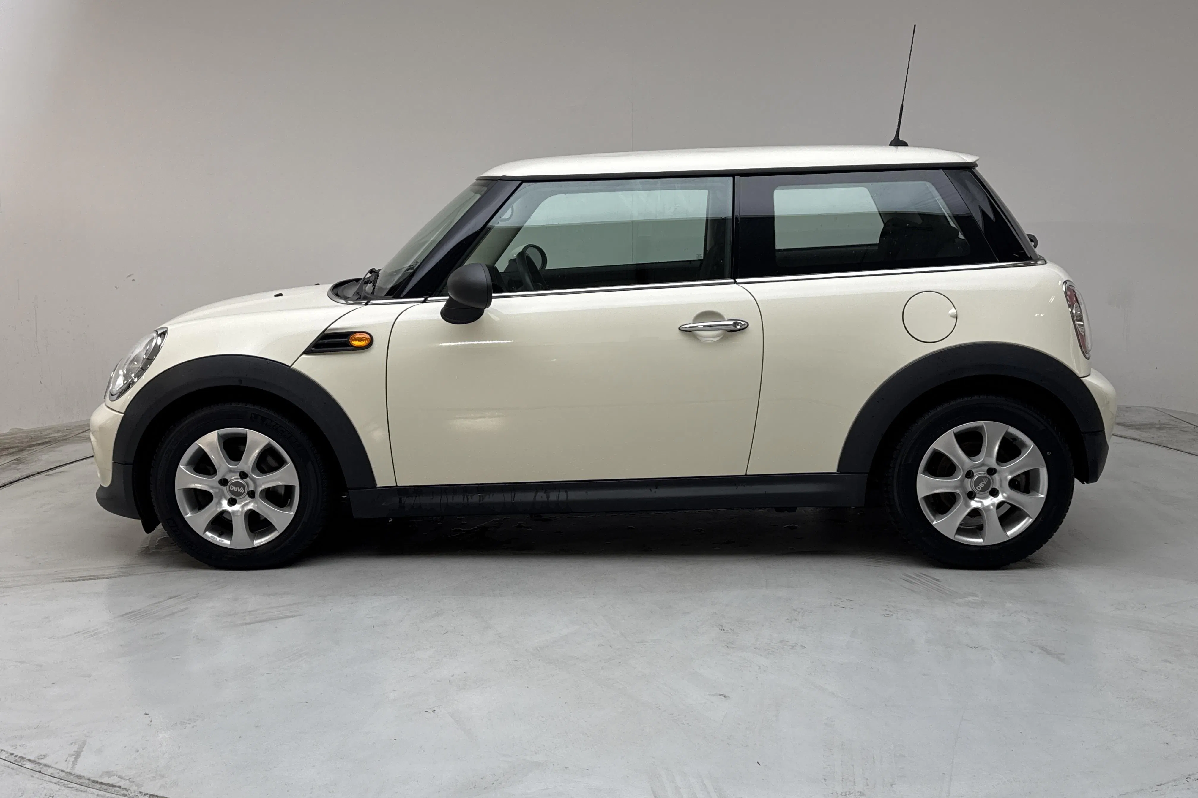 Presentation photo 2 of 12: MINI One MINIMALIST (75hk) - 81 930 km - Manual - white - 2013