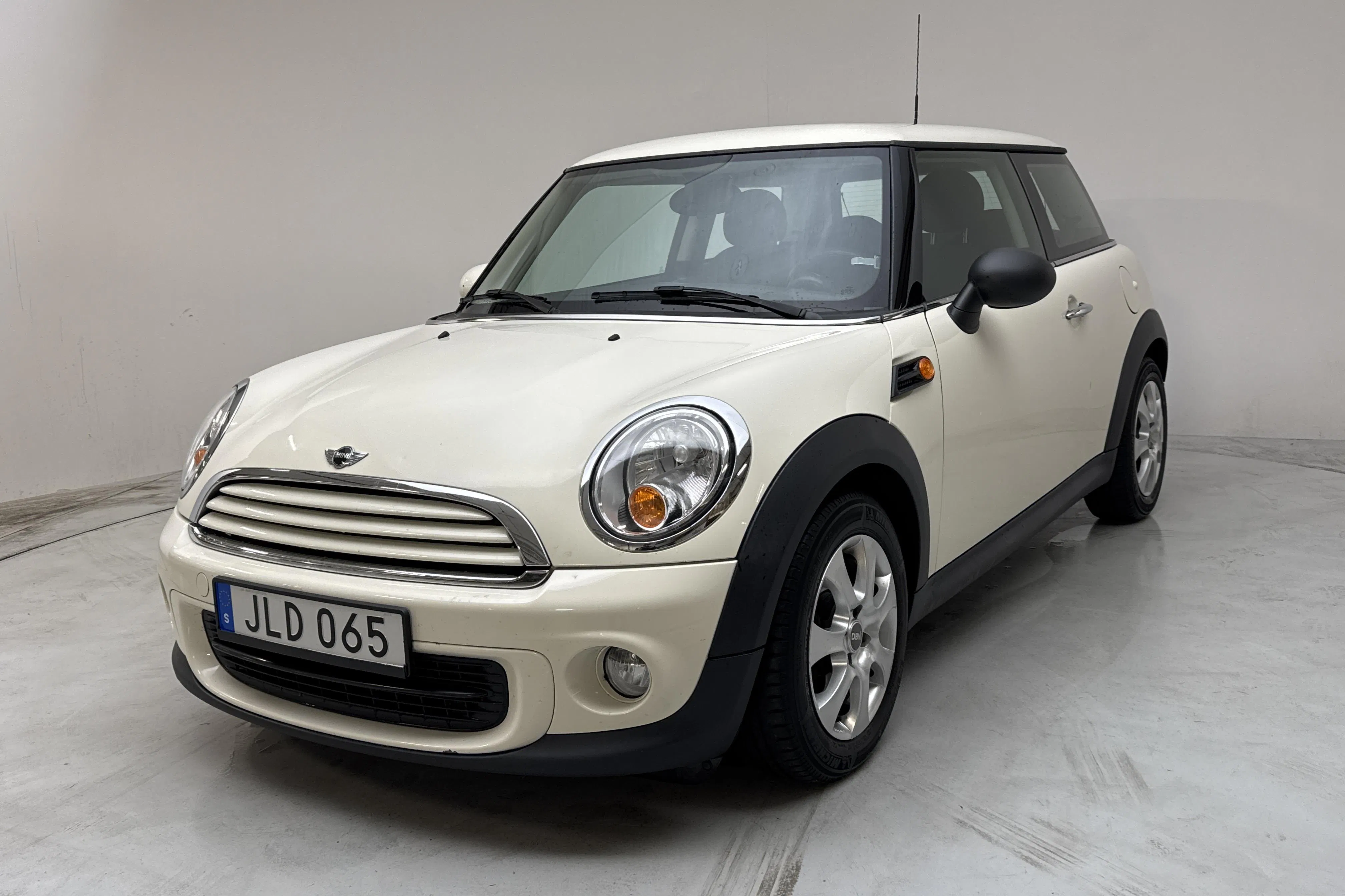 Presentation photo 1 of 12: MINI One MINIMALIST (75hk) - 81 930 km - Manual - white - 2013